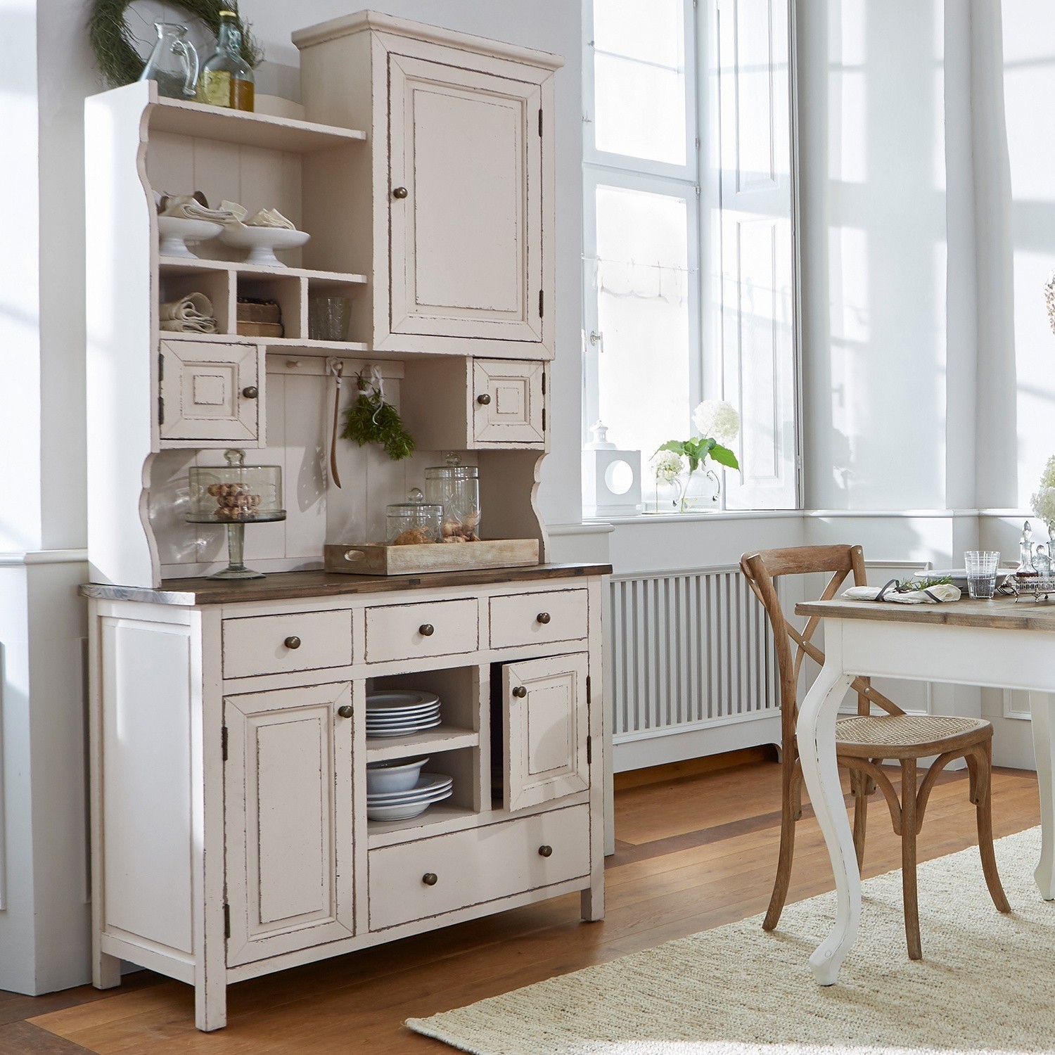 Kast Peteersham Crèmekleurige houten dressoir met lades en planken in vintage stijl voor eetkamer