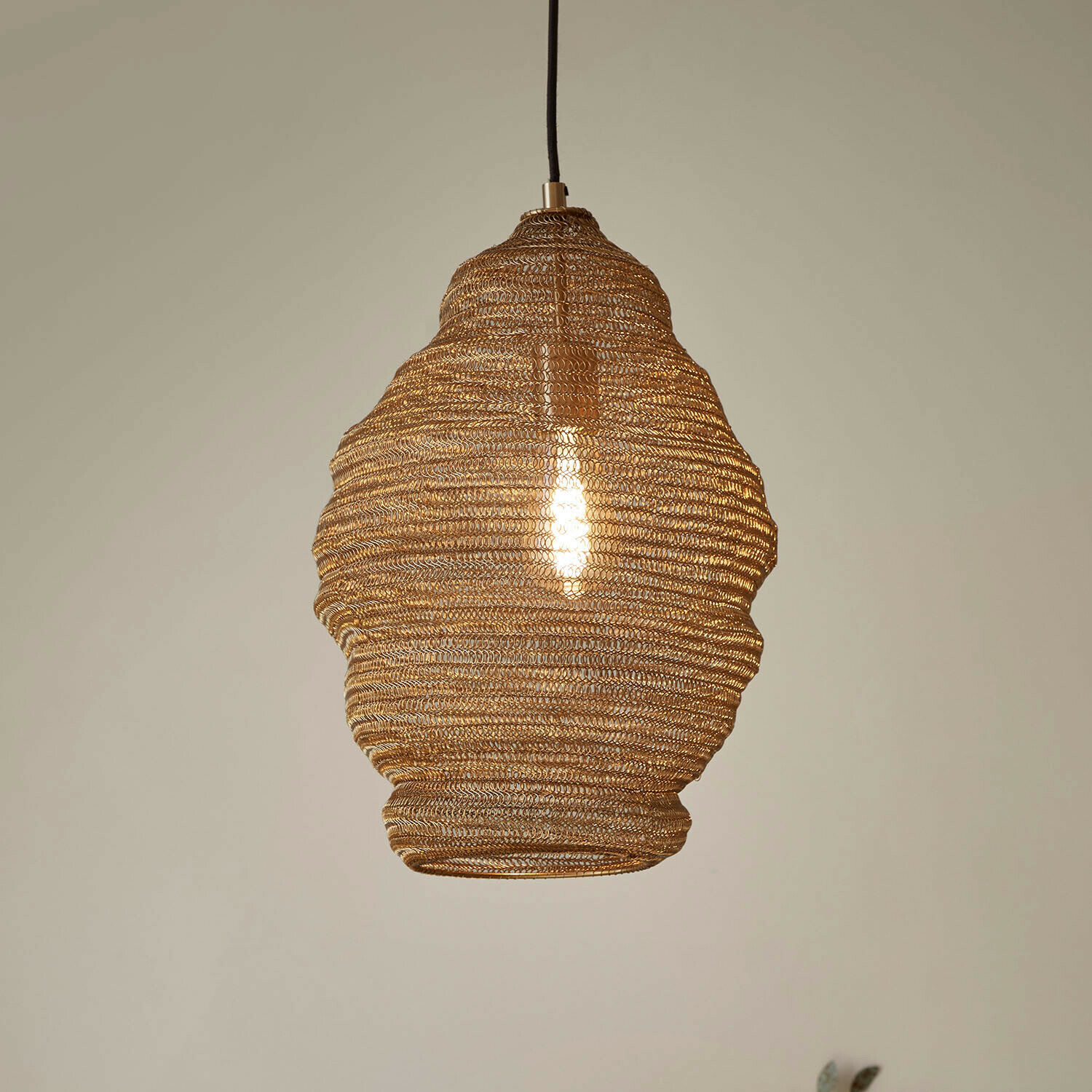 Hanglamp van gevlochten metaal in koperen kleur, moderne binnenverlichting