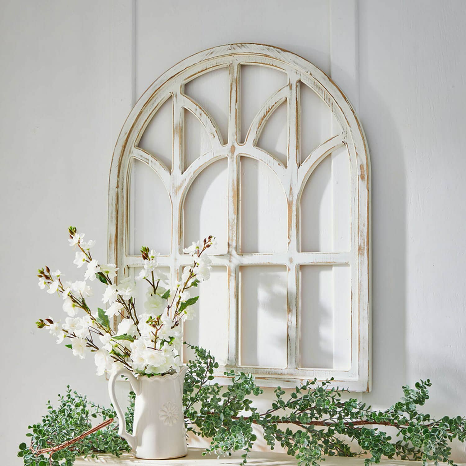 Wit houten decoratief wandpaneel in vintage stijl met witte bloemen en groene takken