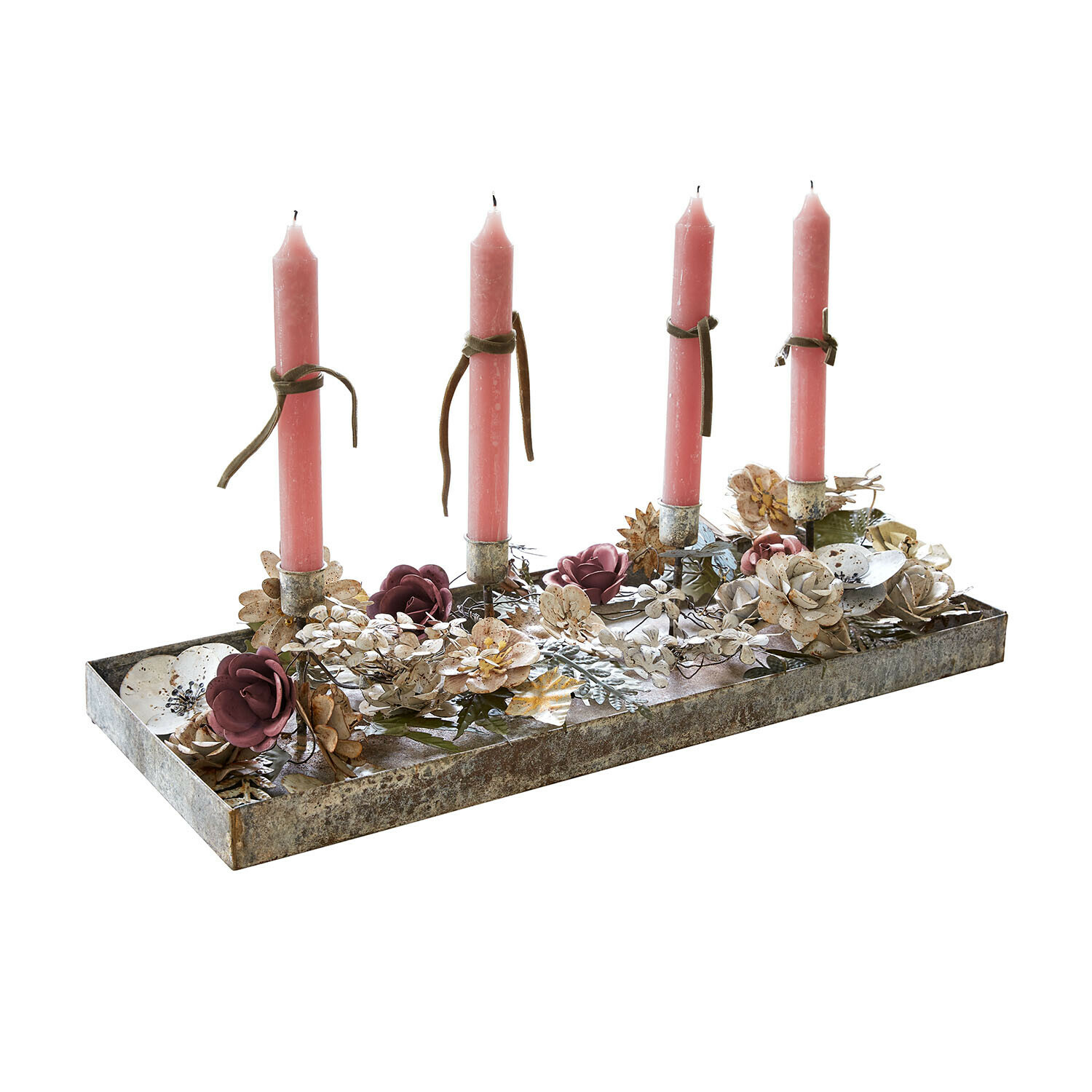 Metalen kandelaar met vier roze kaarsen en vintage bloemenversiering voor interieurdecoratie