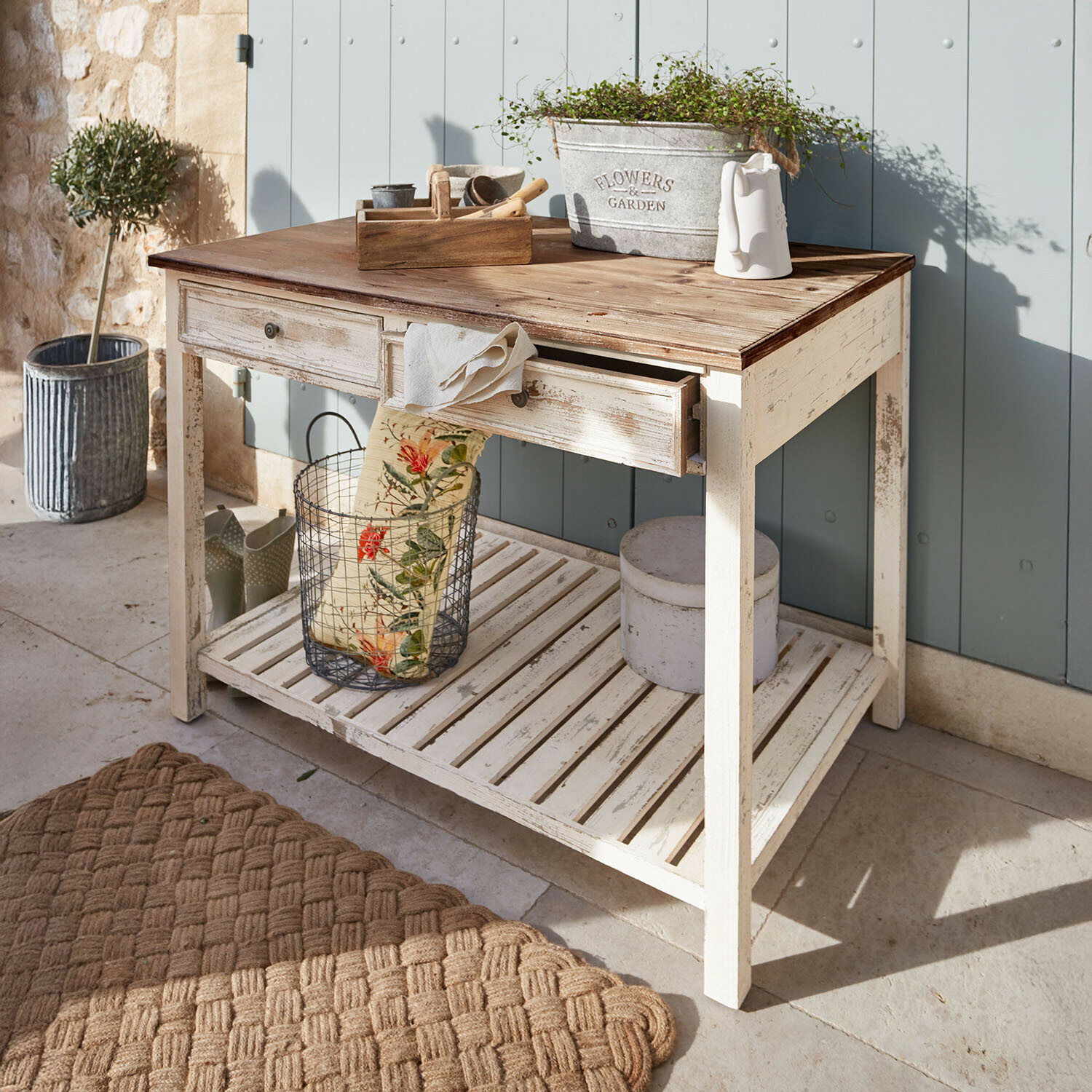 Rustieke houten tafel in wit met bruine blad, lade en plank voor tuin of terras