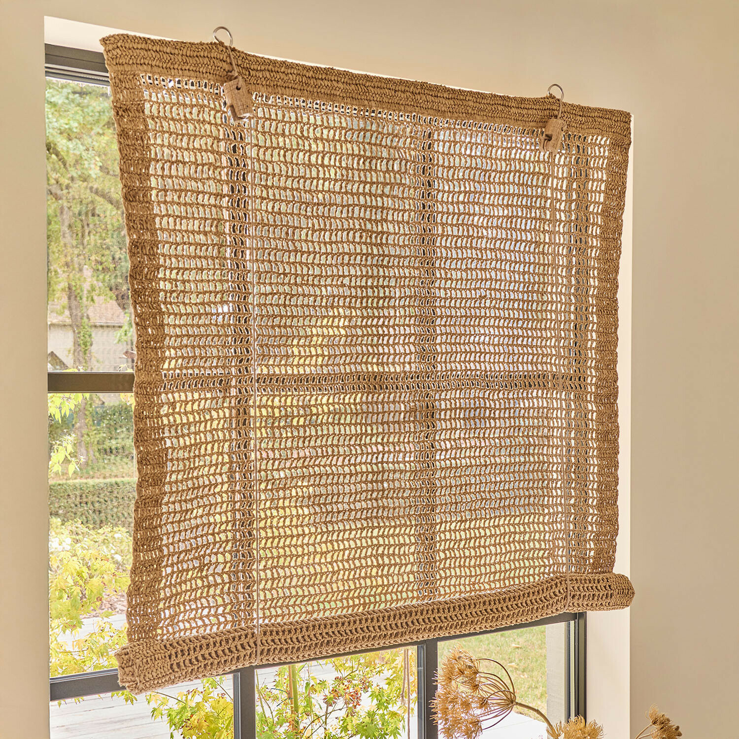 Handgemaakte rolgordijn van natuurlijke beige touw, perfect voor raamdecoratie en zonwering
