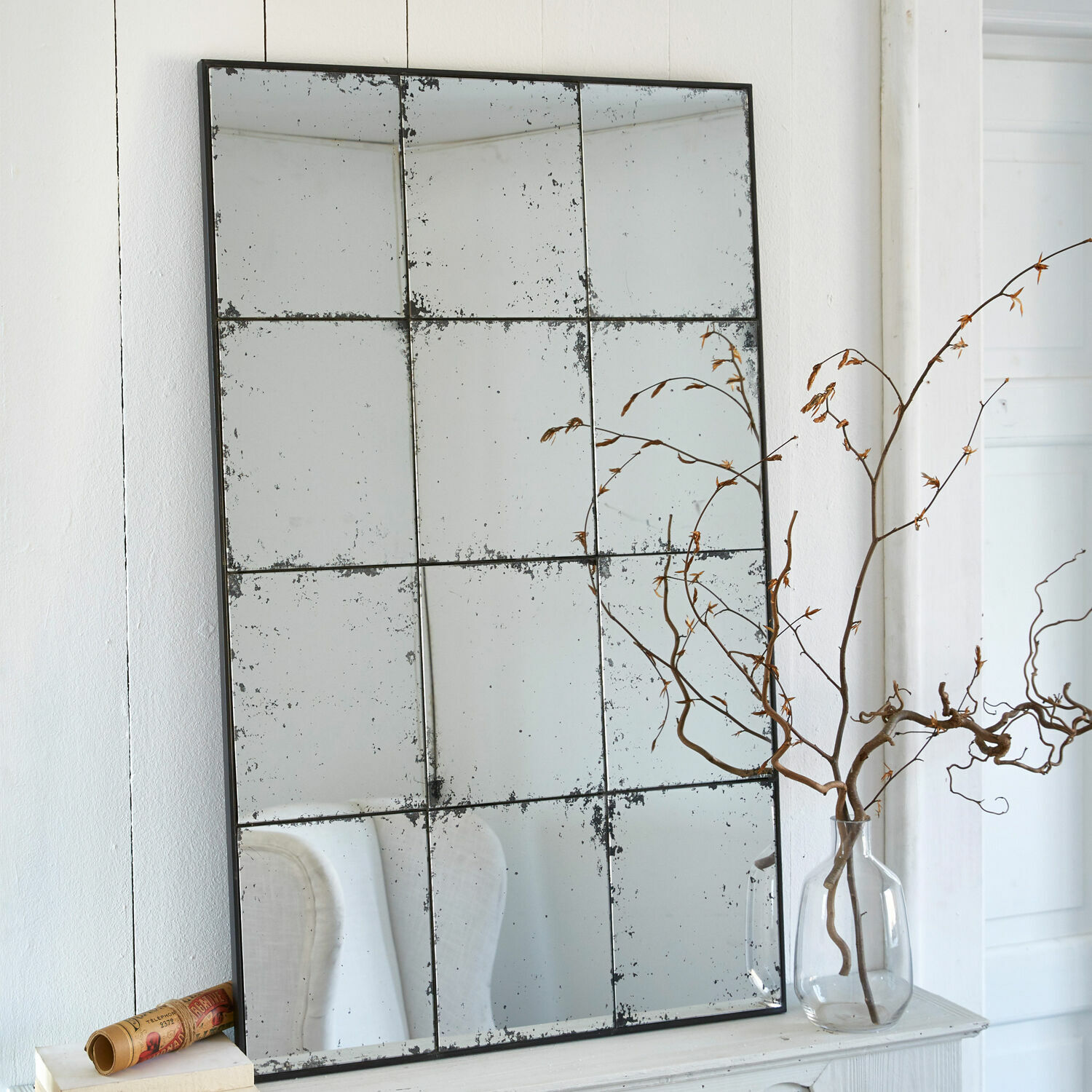 Spiegel Burami Grote wandspiegel van verouderd glas met zwarte metalen lijst, vintage interieurdecoratie