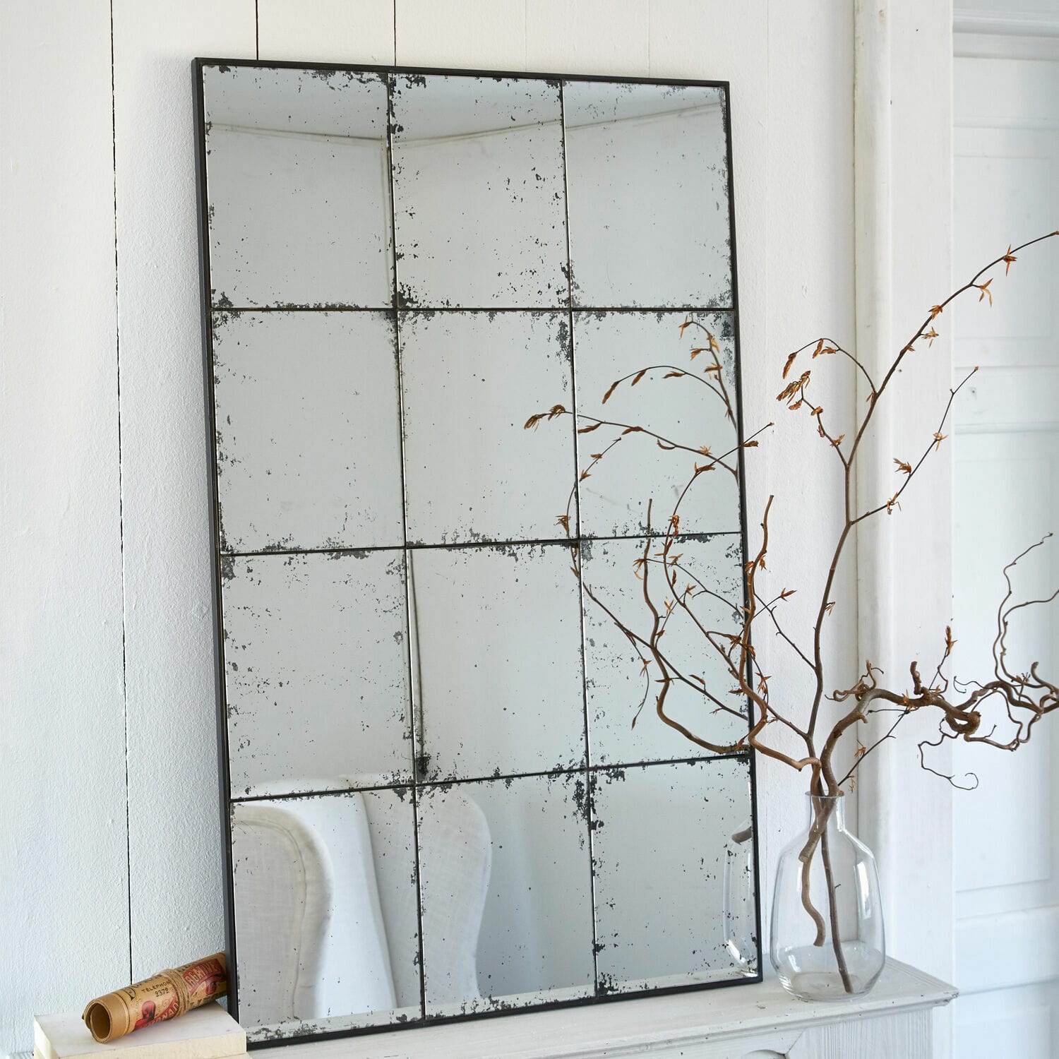 Spiegel Burami Grote wandspiegel van verouderd glas met zwarte metalen lijst, vintage interieurdecoratie