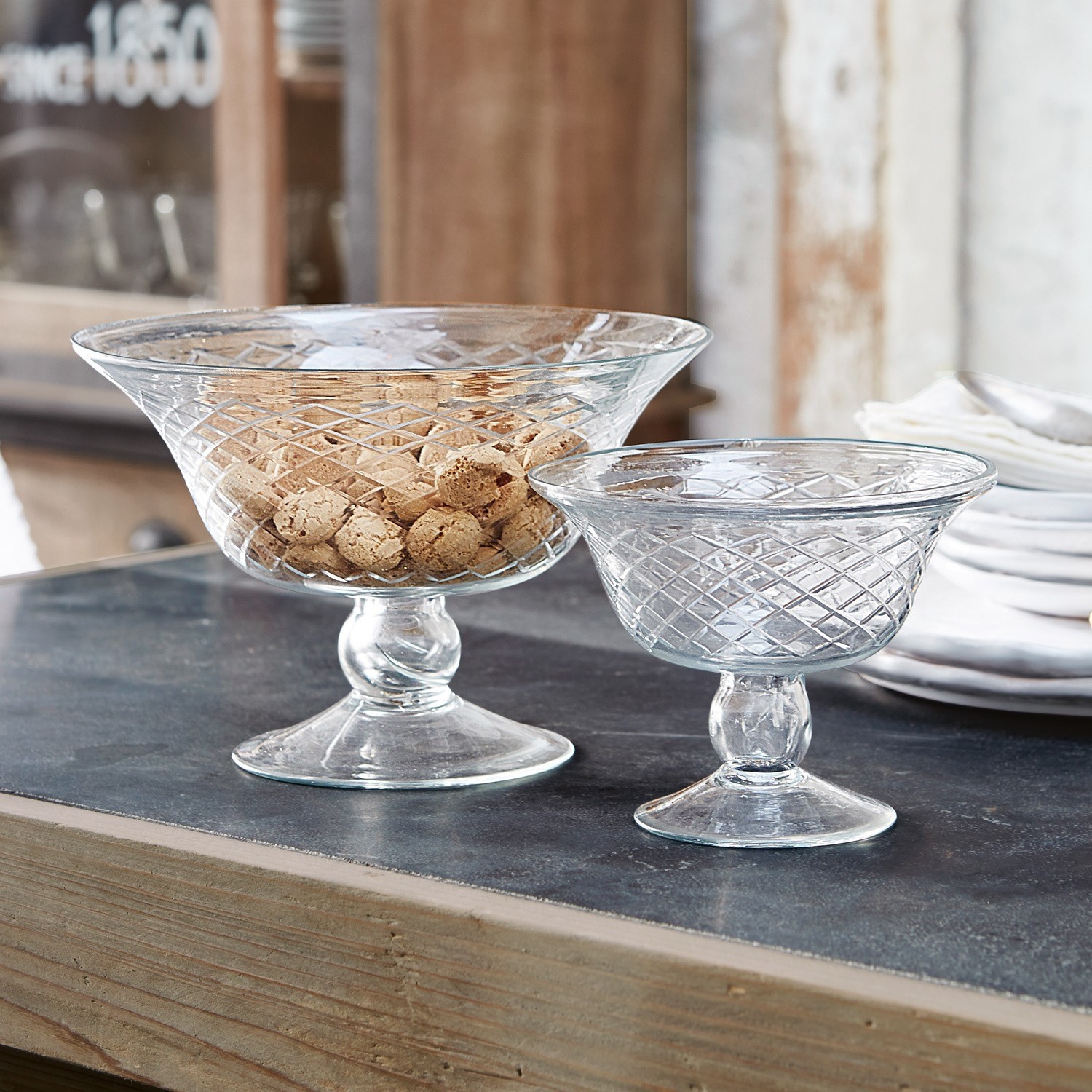 Glazen schaal set van 2 Kadence Transparante glazen kommen op voet met decoratief patroon, ideaal voor opslag en decoratie