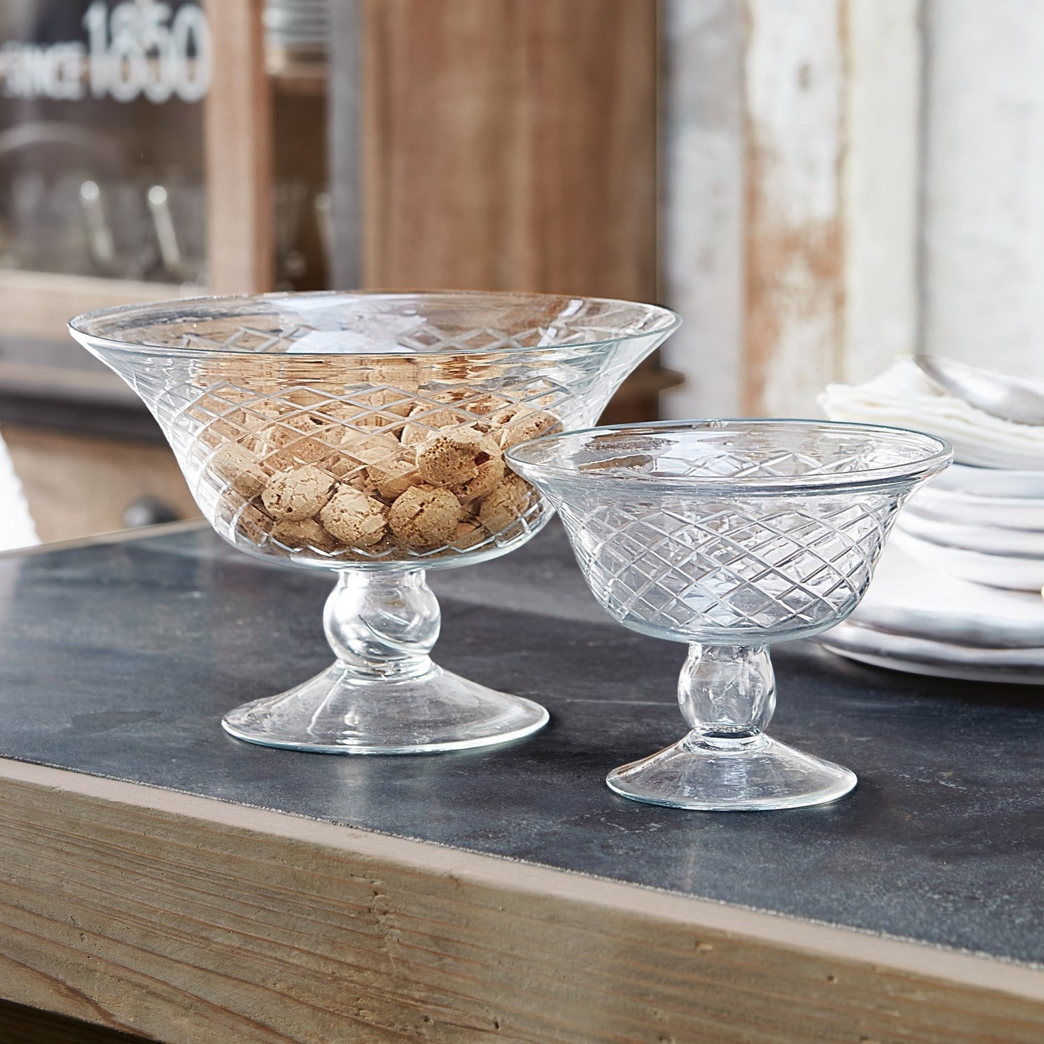 Glazen schaal set van 2 Kadence Transparante glazen kommen op voet met decoratief patroon, ideaal voor opslag en decoratie