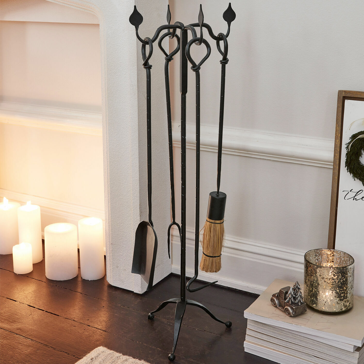 Zwarte metalen haardset met bezem en schep op standaard, haardaccessoires
