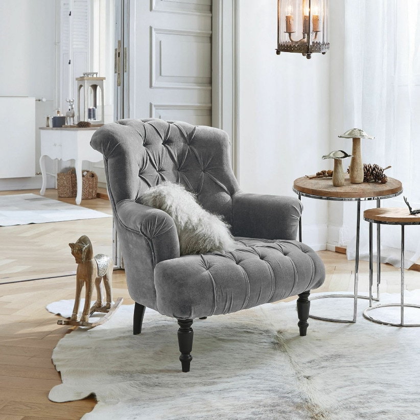 Grijze Parranquet fauteuil van zacht materiaal in stijlvolle woonkamer met houten vloer en decoraties