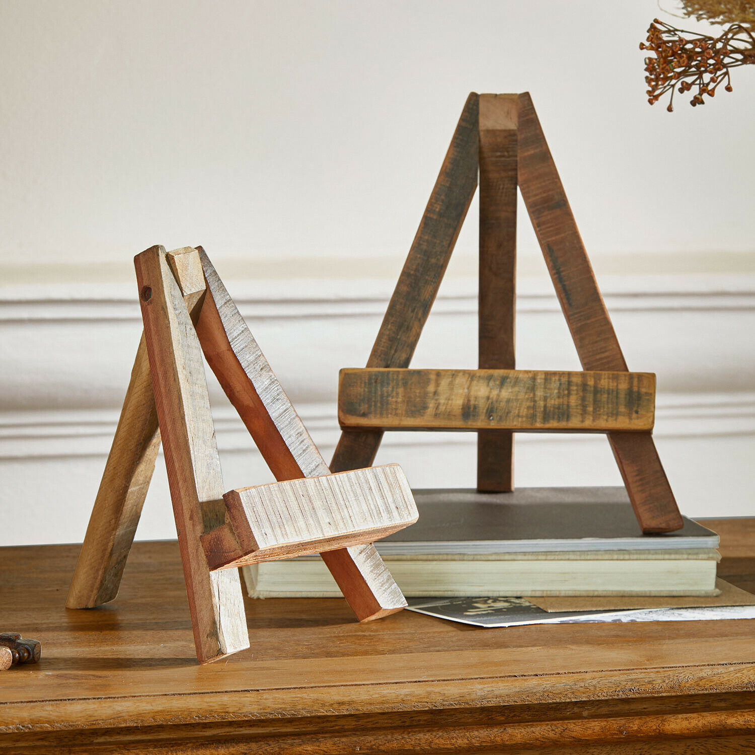 Houten boekensteunen in natuurlijke bruin- en beigetinten op een houten tafel