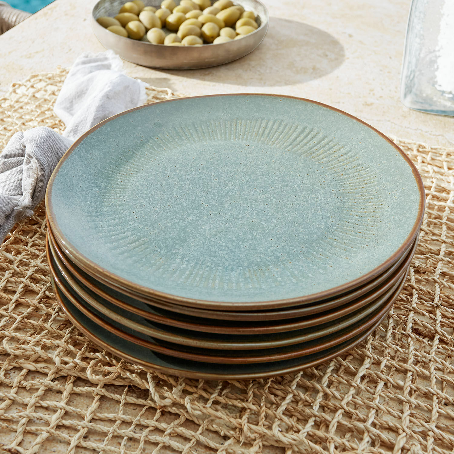 Bord set van 6 Périers Set blauwe keramische borden met bruine rand op gevlochten placemat, servies set