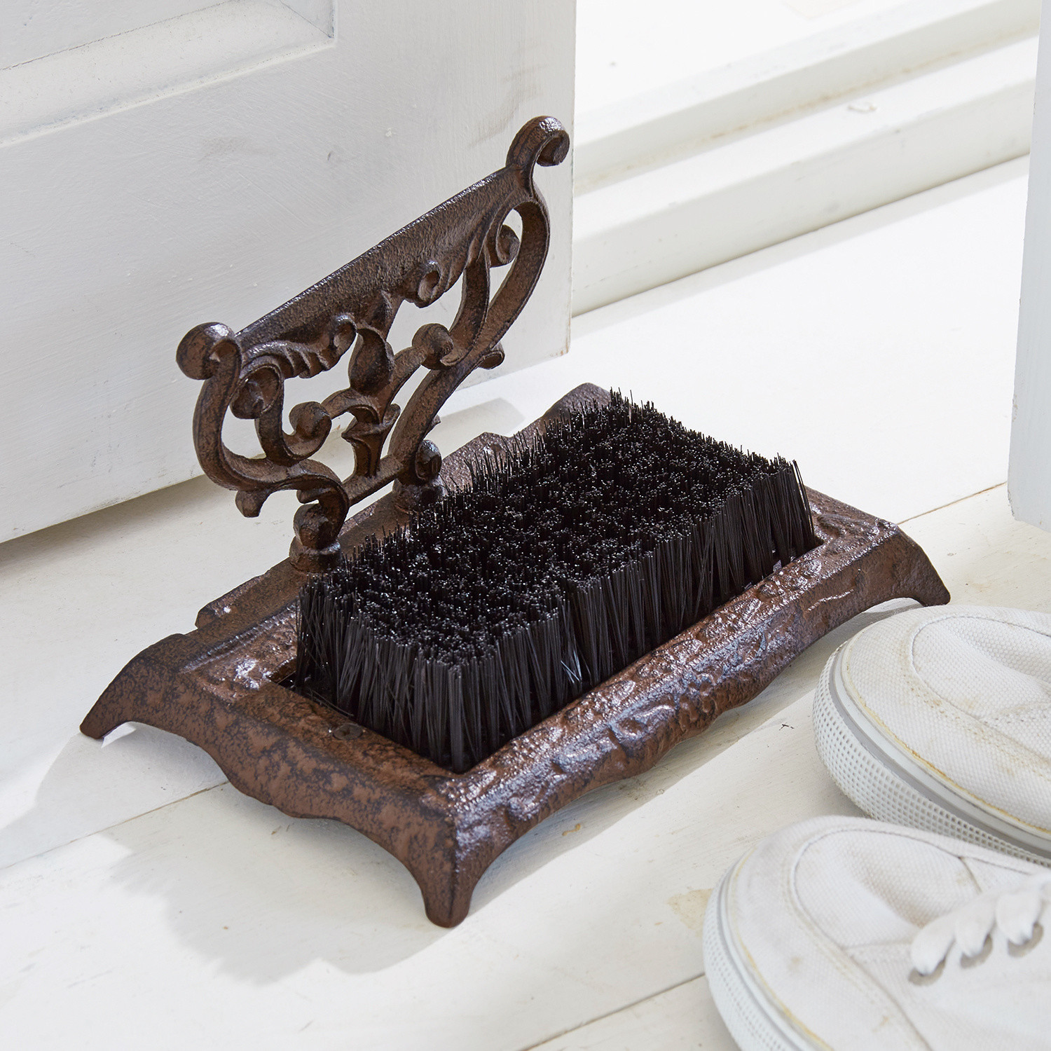Decoratieve bruine gietijzeren schoenborstel voor het schoonmaken van schoenen thuis