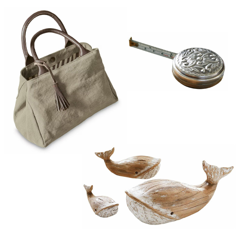 Beige stoffen tas met bruine handvatten en kwast, houten walvisdecoraties en metalen meetlint