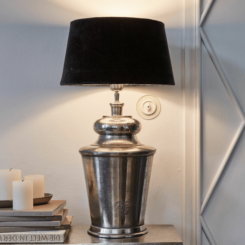 Tafellamp met zwarte fluwelen kap en zilverkleurige metalen voet voor interieurdecoratie