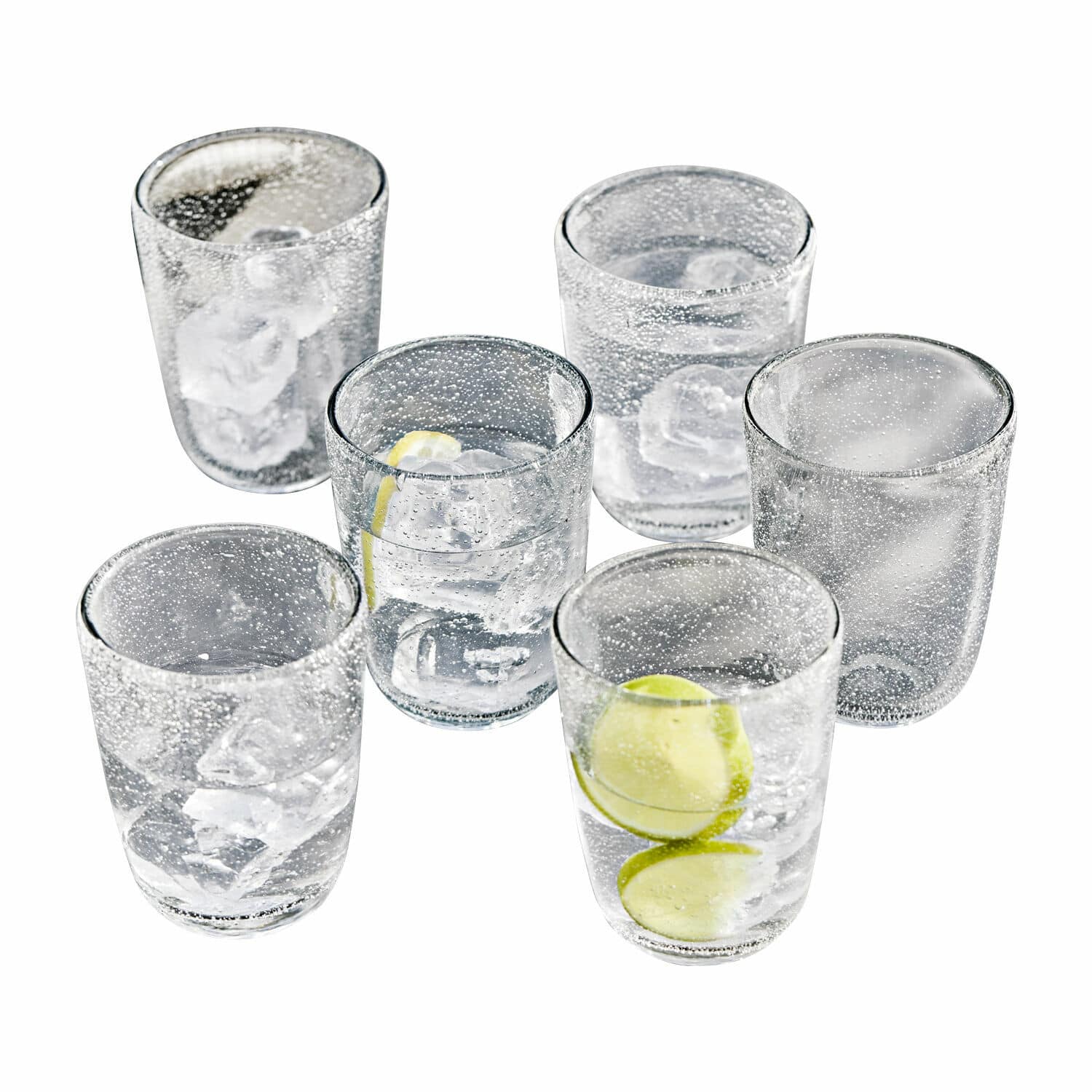 Set van zes bubbeltjesglazen met ijsblokjes en citroenschijfjes voor drankjes.