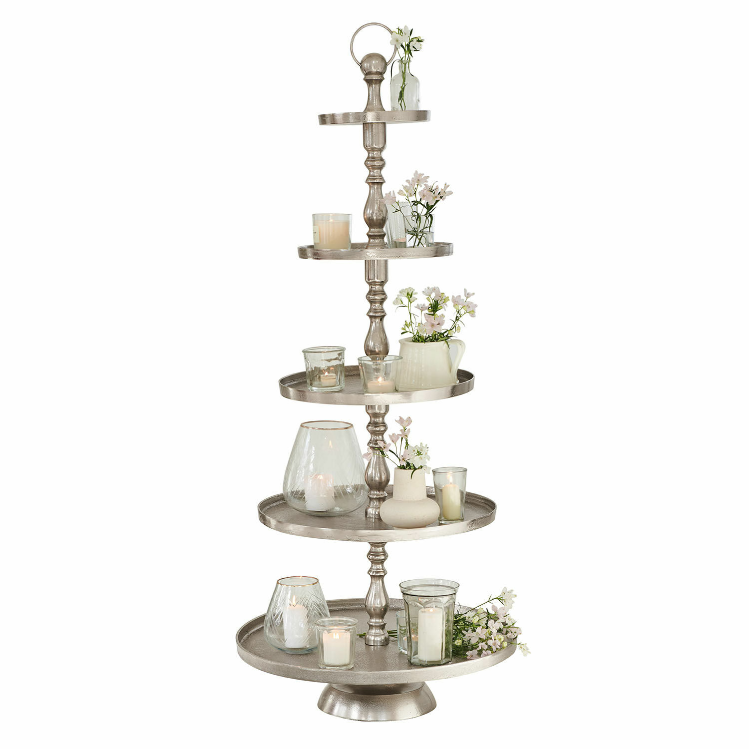 Etagère Magonie Vijfdelige zilverkleurige metalen etagère met kaarsen en witte bloemen als decoratie