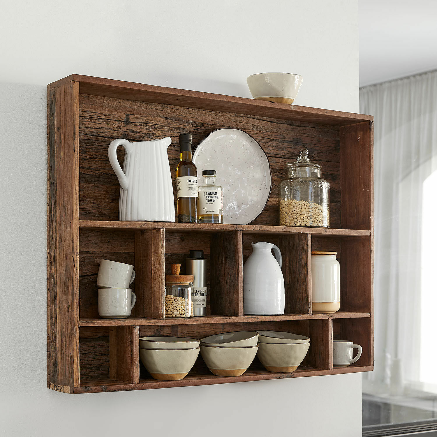 Rustiek houten wandrek met keramiek en voorraadpotten in vintage keukenstijl