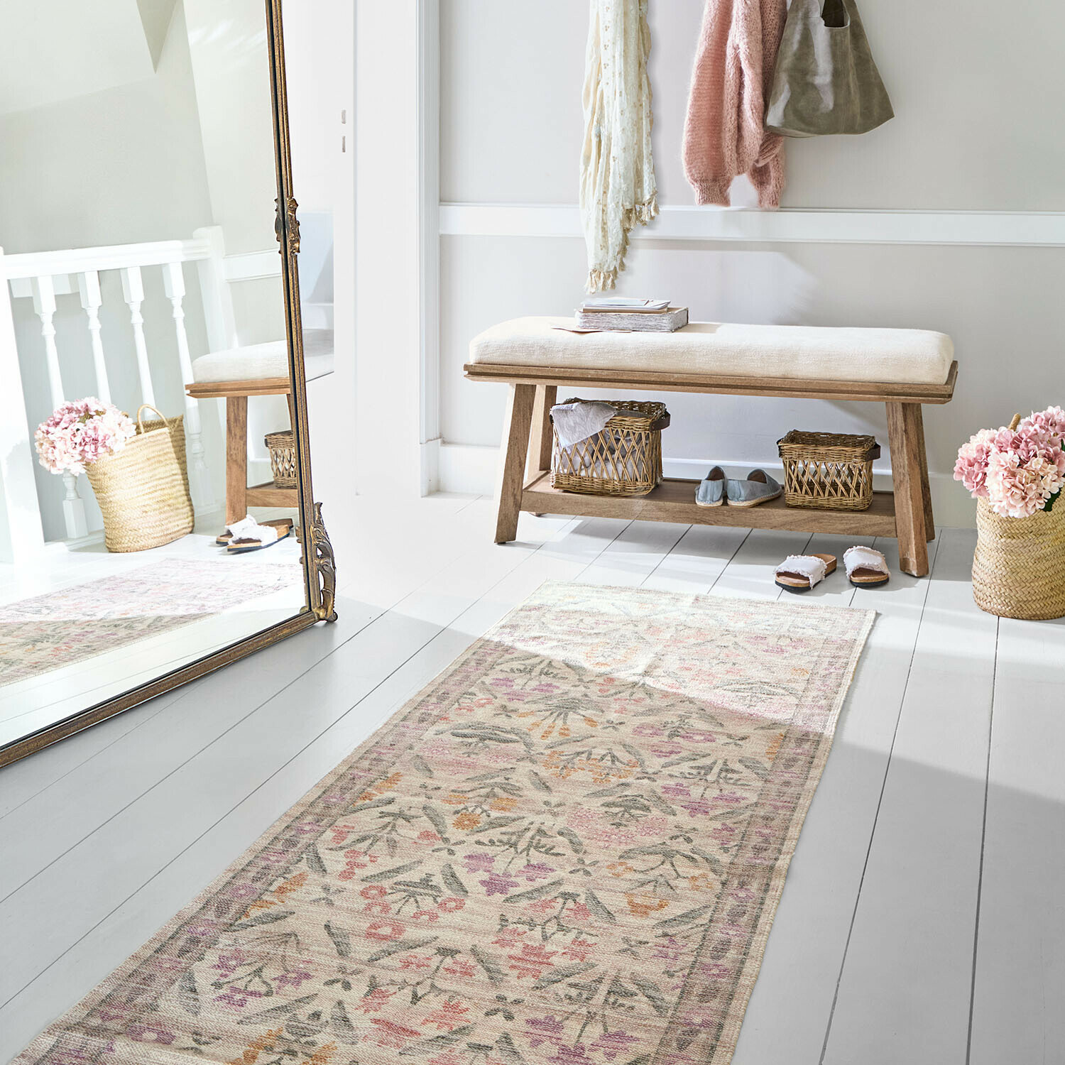 Lichte houten bank met crème kussen in lichte kamer met vloerkleed met bloemenpatroon