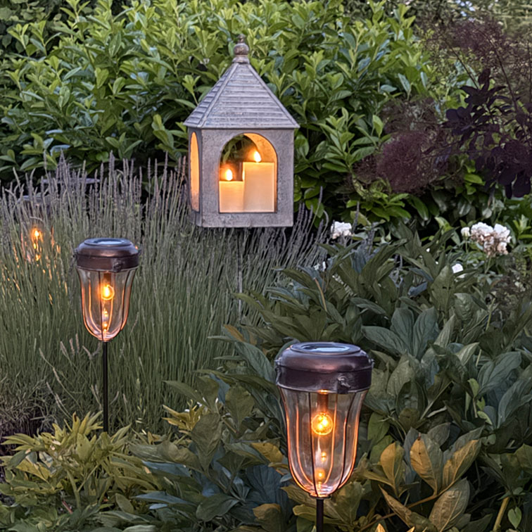 Tuin met solar lampen en hangende lantaarn met kaarsimitatie, buitenverlichting