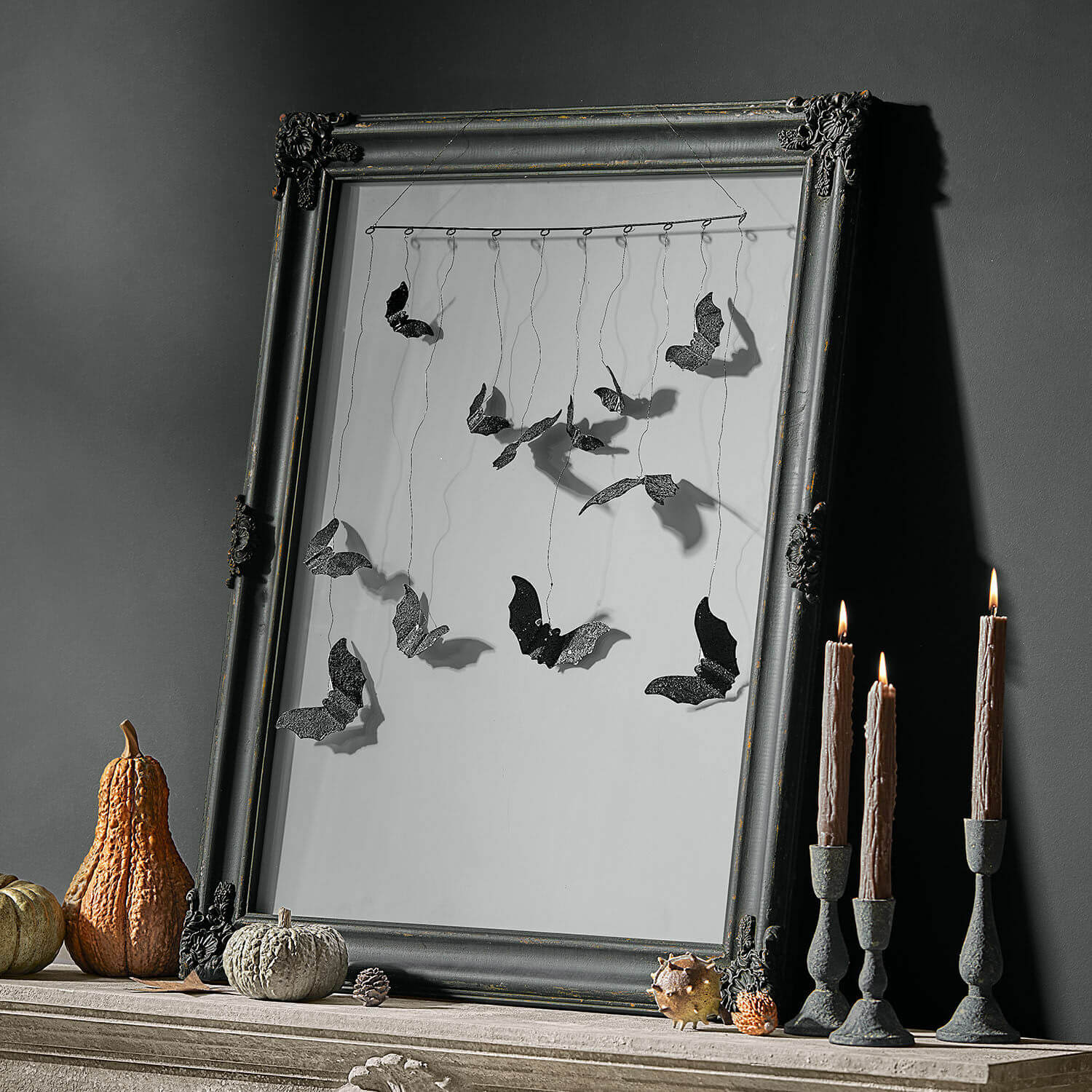 Fotolijst Zairouna Decoratie met zwarte metalen vleermuizen in lijst, pompoenen en kaarsen op grijze achtergrond