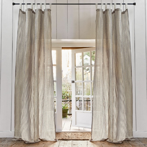 Beige gordijnen met fijne strepen van natuurlijk materiaal, stijlvolle raamdecoratie voor woonkamer.