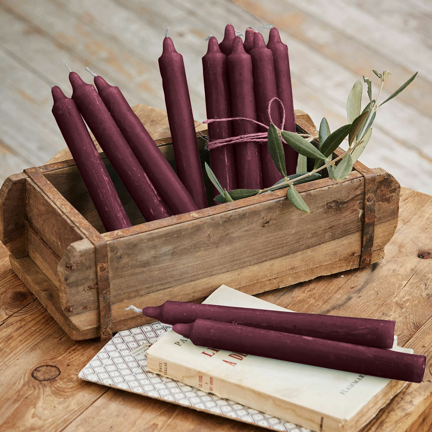 Kaars set van 12 Bauceau Set bordeauxkleurige waskaarsen in houten doos op rustieke houten tafel