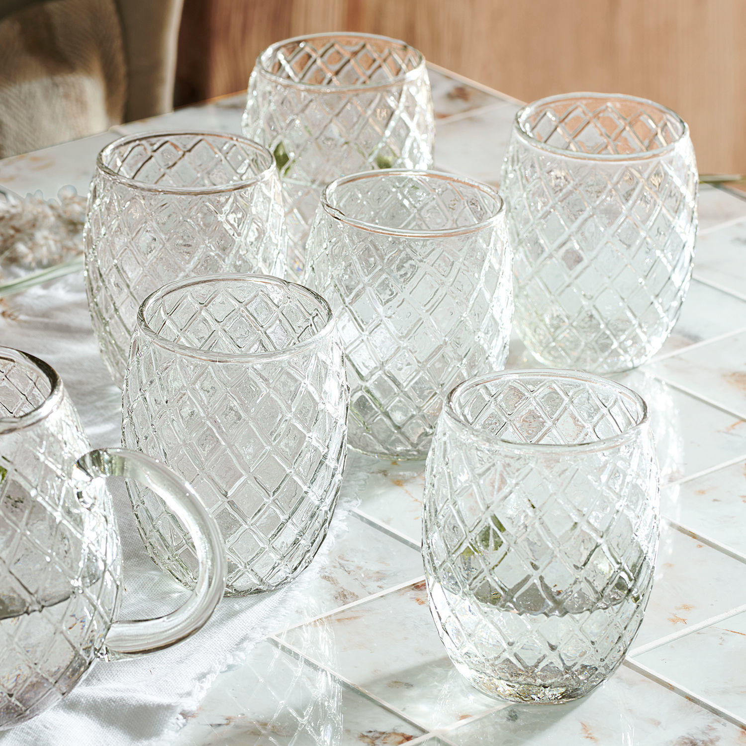 Glas set van 6 Corrofin Transparante glazen met reliëf ruitpatroon op marmeren blad voor drankjes