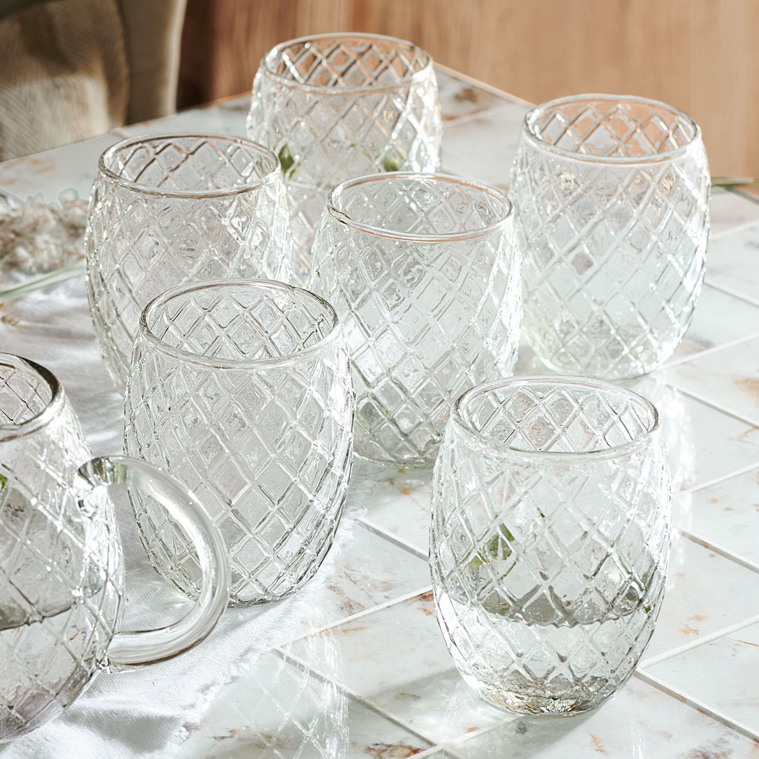 Glas set van 6 Corrofin Transparante glazen met reliëf ruitpatroon op marmeren blad voor drankjes