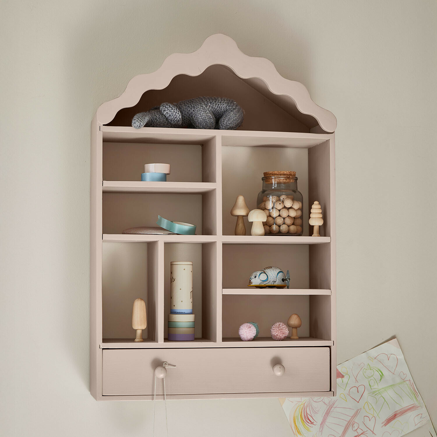 Wandrek voor kinderen Minnora Beige houten wandplank in huisvorm met decoraties en lade, opbergruimte voor kinderkamer