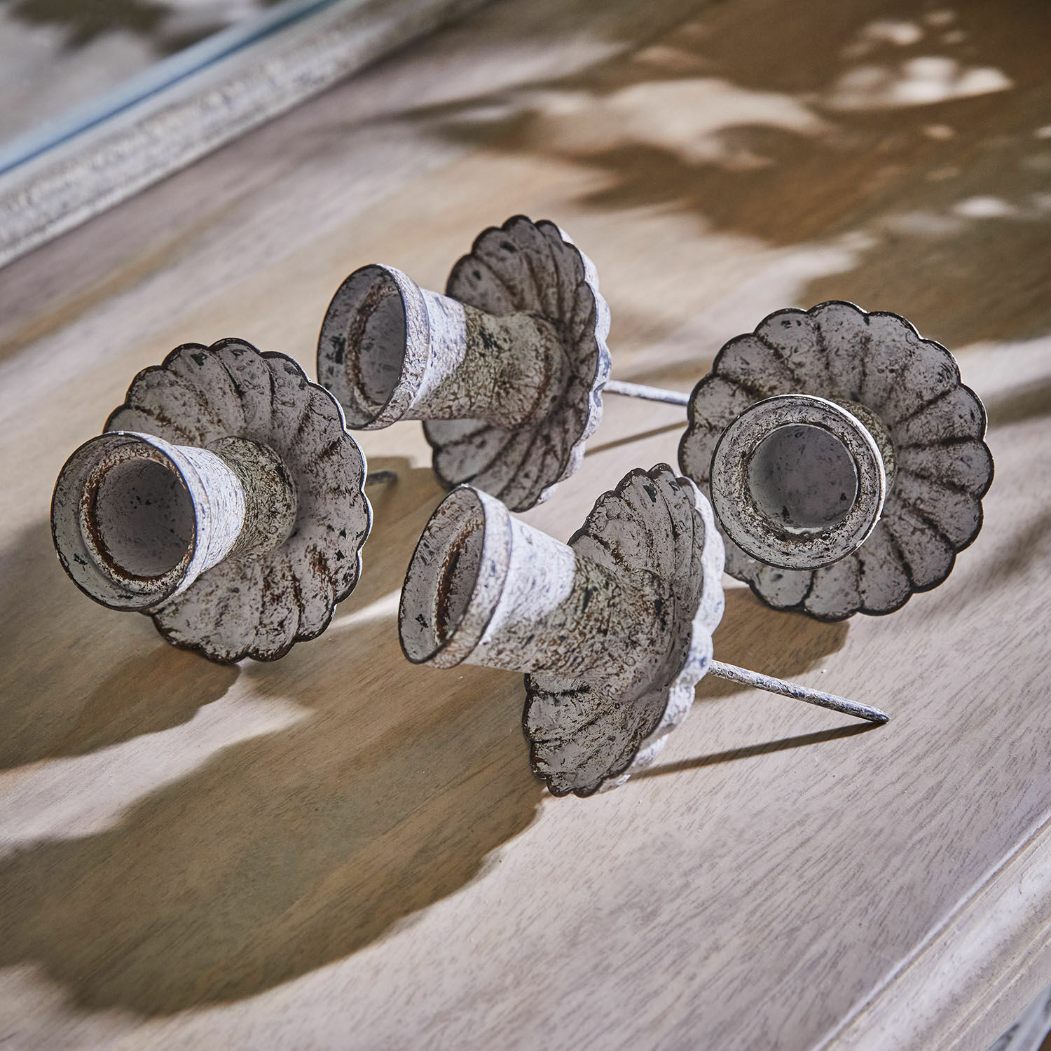 Kaarsenhouder met pin set van 4 Korraine Witte metalen tuinlantaarns met verouderde look en pin om in de grond te steken, tuindecoratie