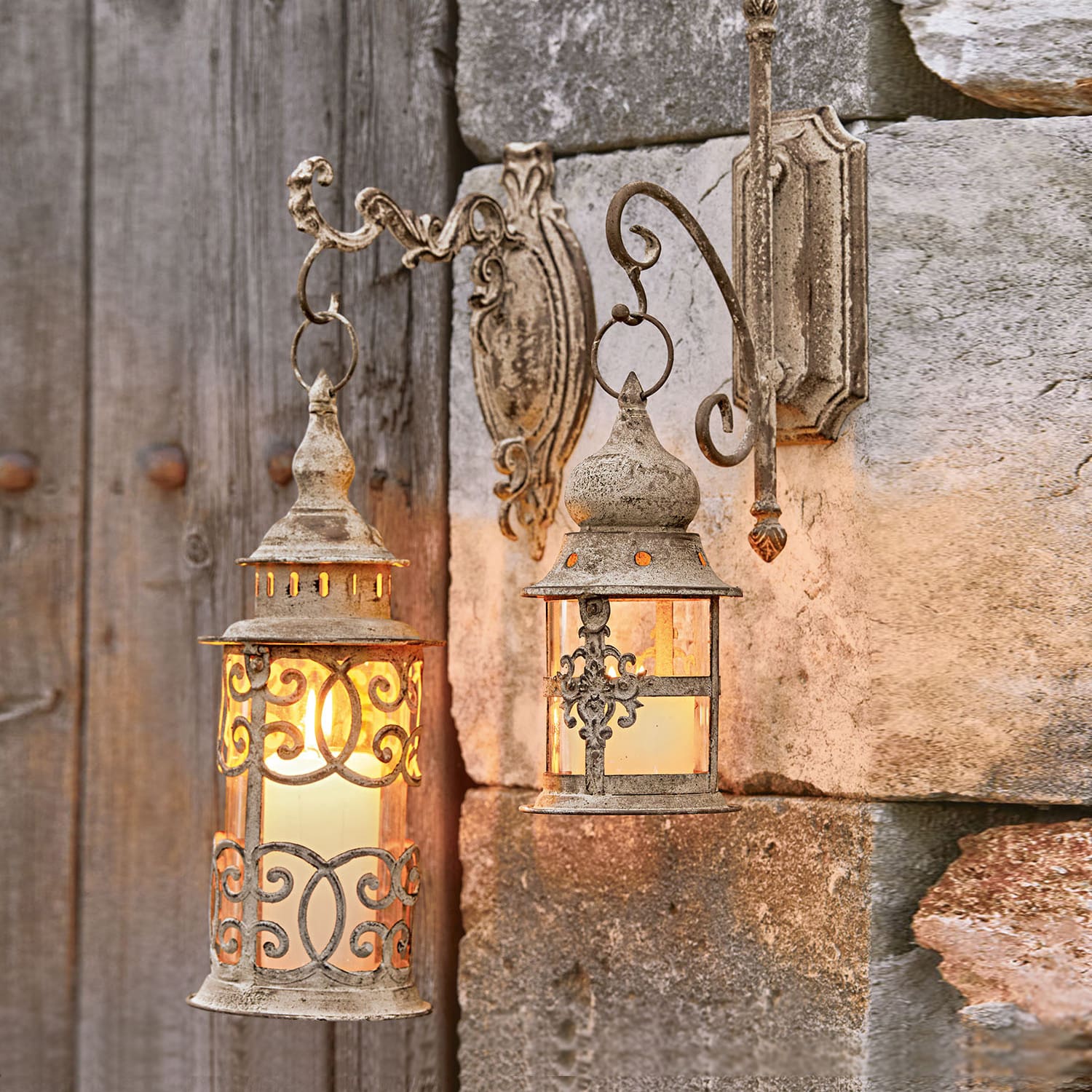 Twee rustieke metalen wandlantaarns in verweerd beige, decoratieve buitenverlichting voor sfeervolle ambiance