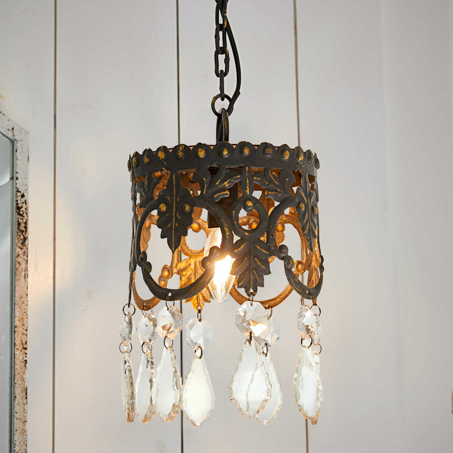 Hanglamp Mitry Hanglamp van zwart en goudkleurig metaal met kristallen hangers, decoratieve plafondlamp
