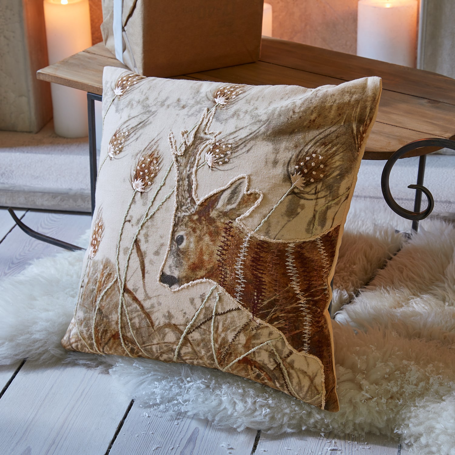 Beige linnen sierkussen met geborderde hert en plantenmotief voor woondecoratie