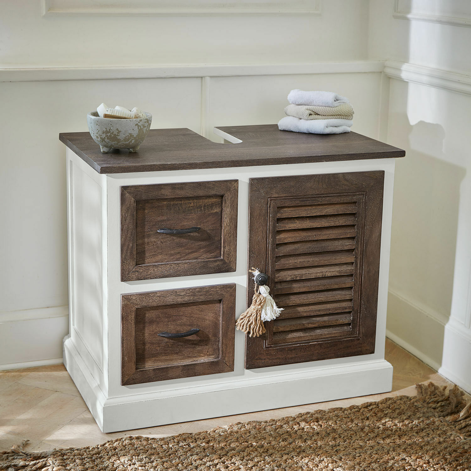 Witte badkamerkast met donker houten blad en fronten, praktische lades en deur