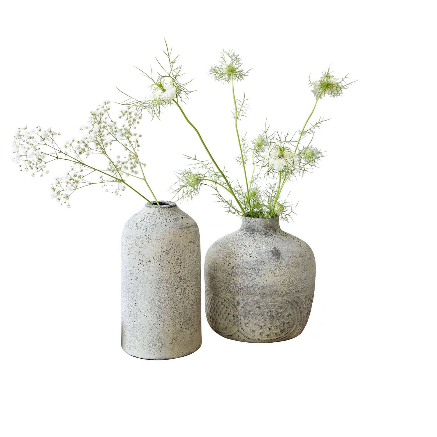 Set van twee grijze keramische vazen met delicate witte bloemen voor interieurdecoratie