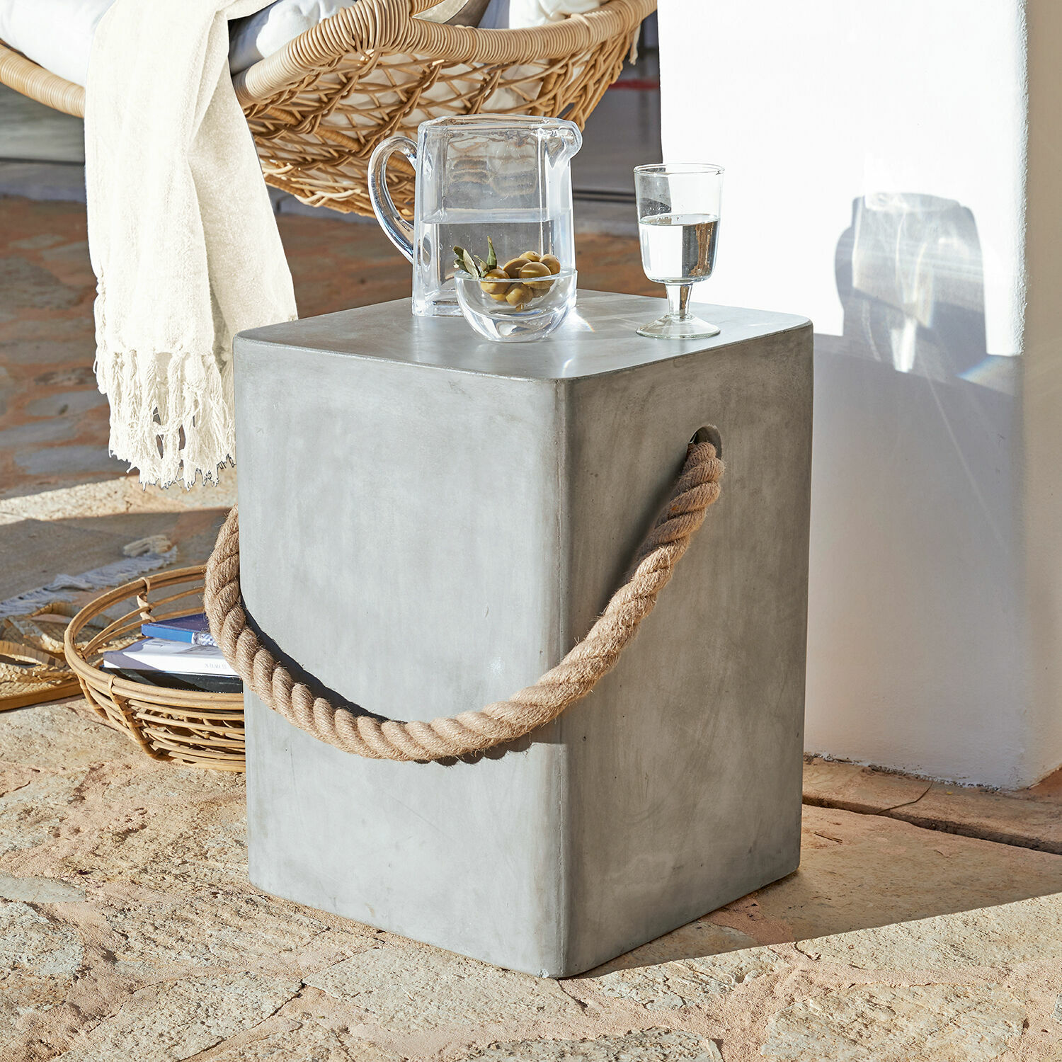 Vierkante betonnen bijzettafel met dik natuurlijk touw, modern meubel voor woonkamer