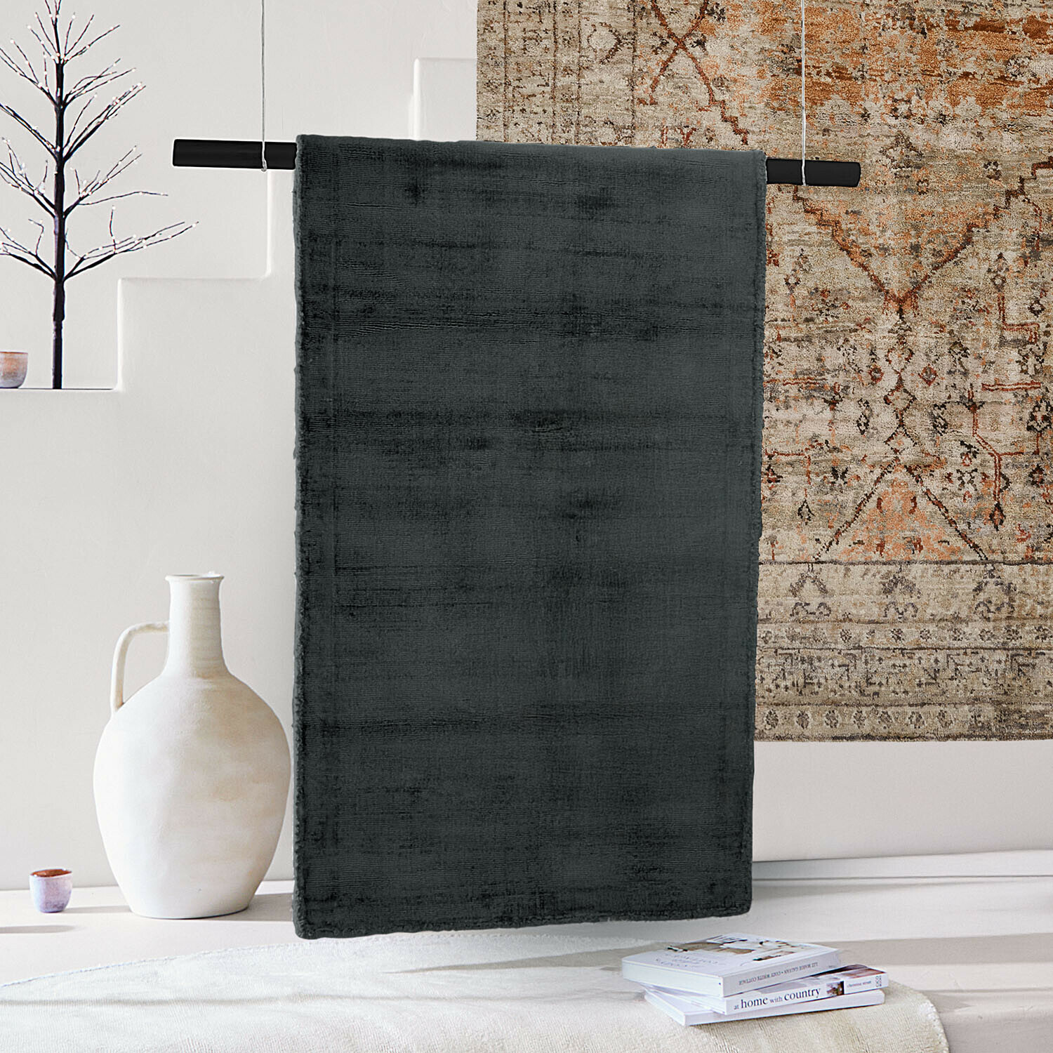 Donkergrijs zacht decoratief vloerkleed in moderne ruimte met natuurlijke accenten