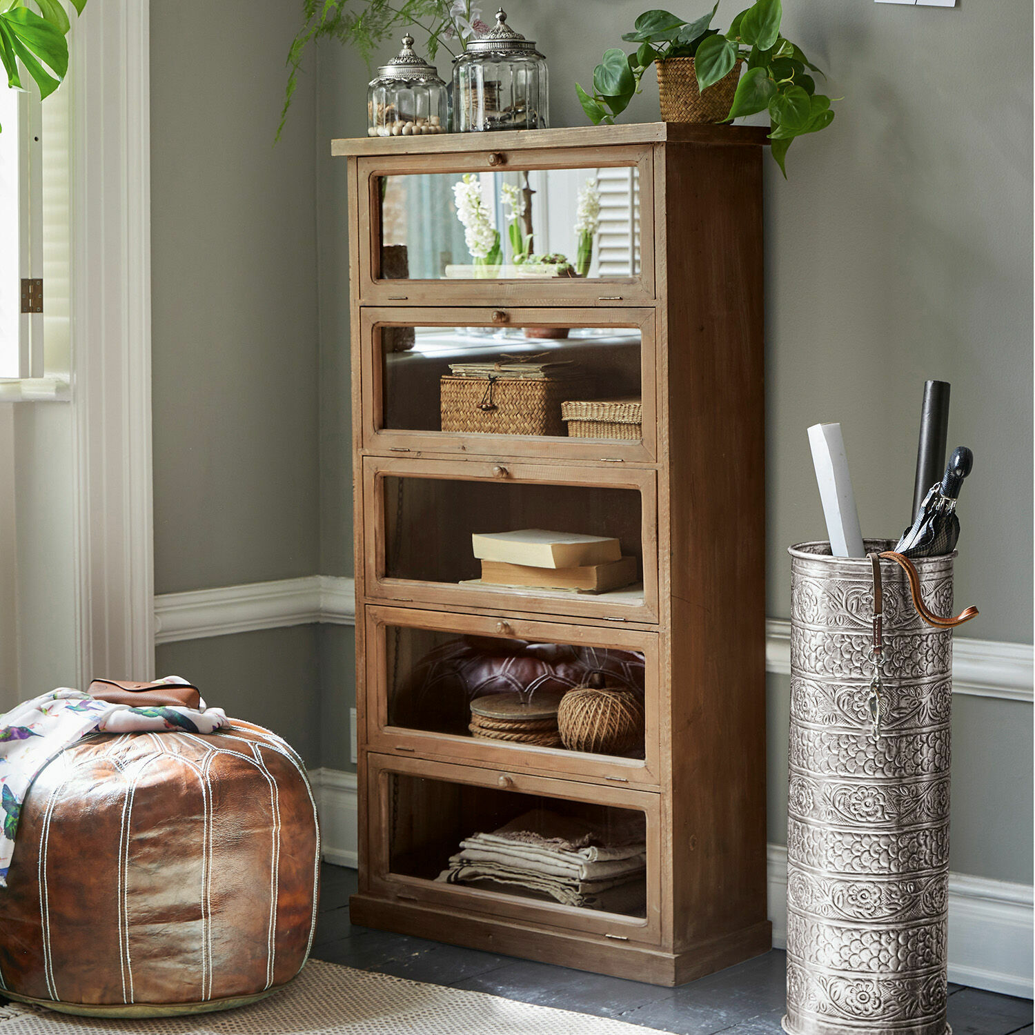 Houten kast met vijf glazen laden in natuurlijke kleur voor opberging in de woonkamer