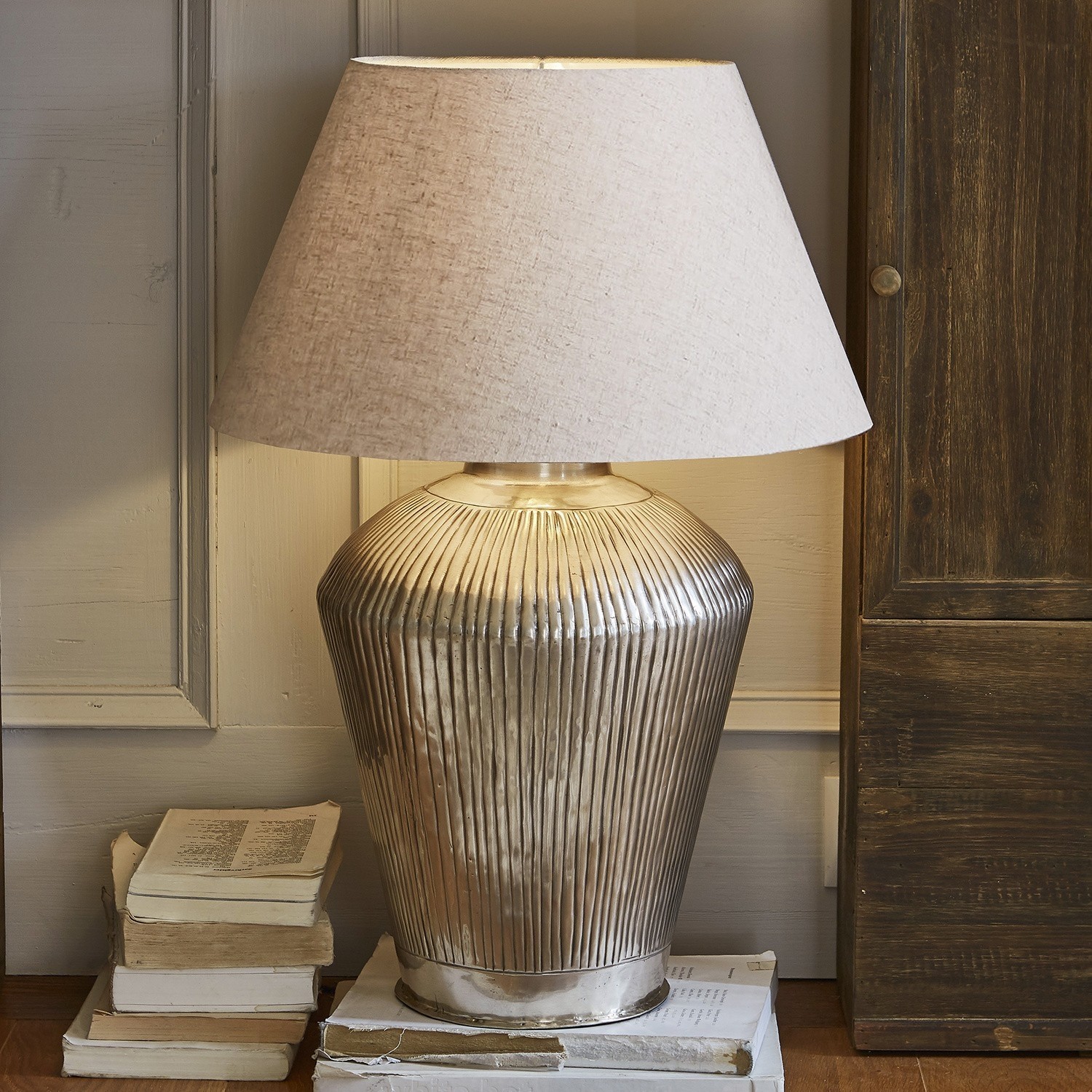 Tafellamp Caulières Tafellamp met geribbelde metalen voet en beige kap, sfeerverlichting en interieurdecoratie