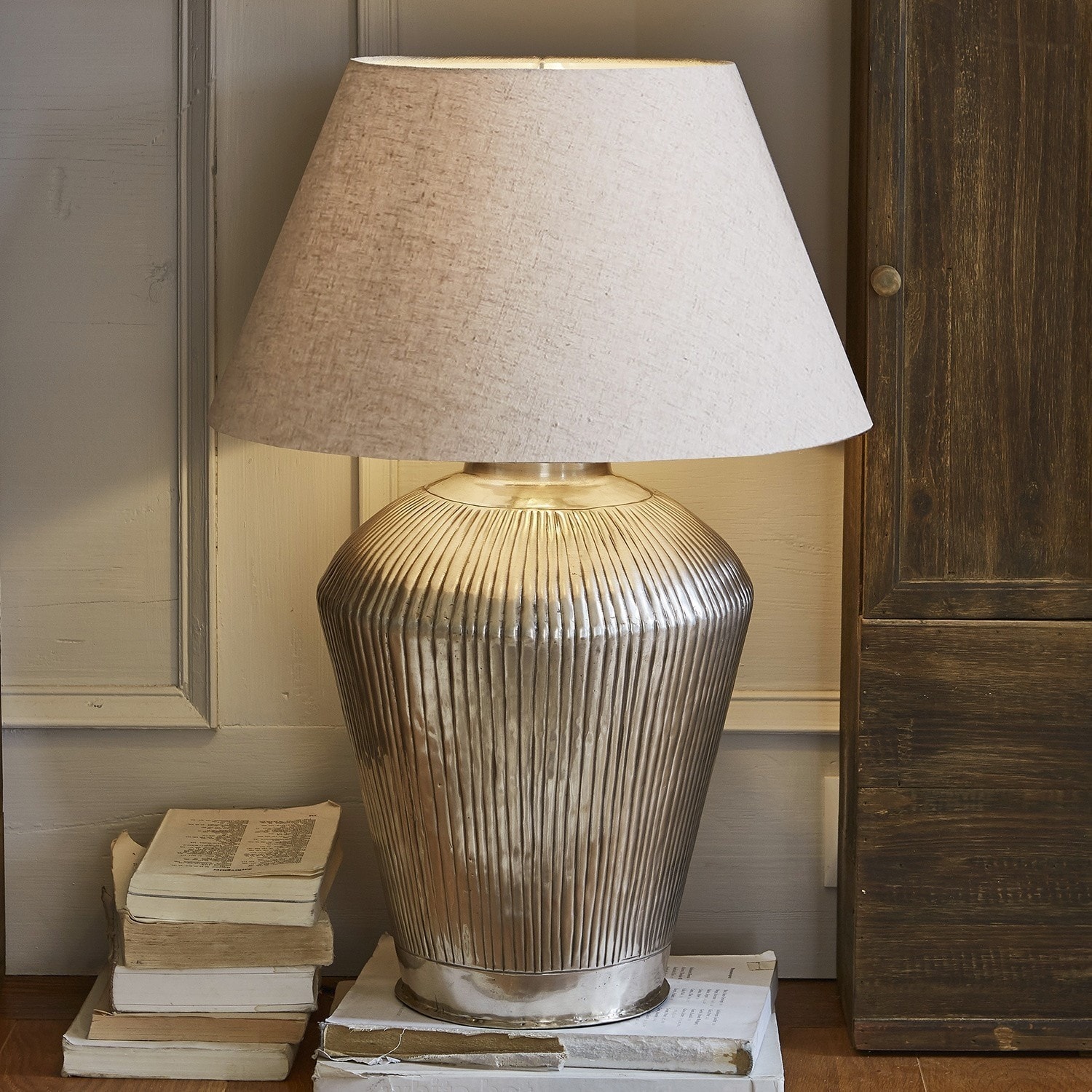 Tafellamp Caulières Tafellamp met geribbelde metalen voet en beige kap, sfeerverlichting en interieurdecoratie
