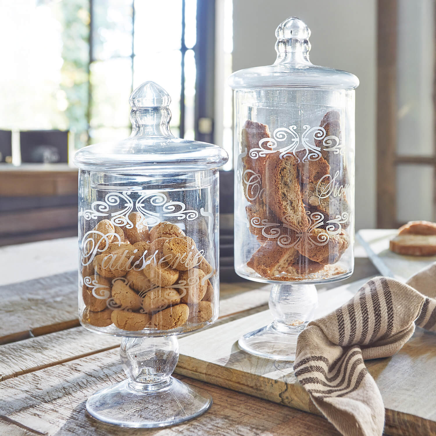 Glazen koekjespotten met deksels en decoratieve tekst, perfect voor in de keuken