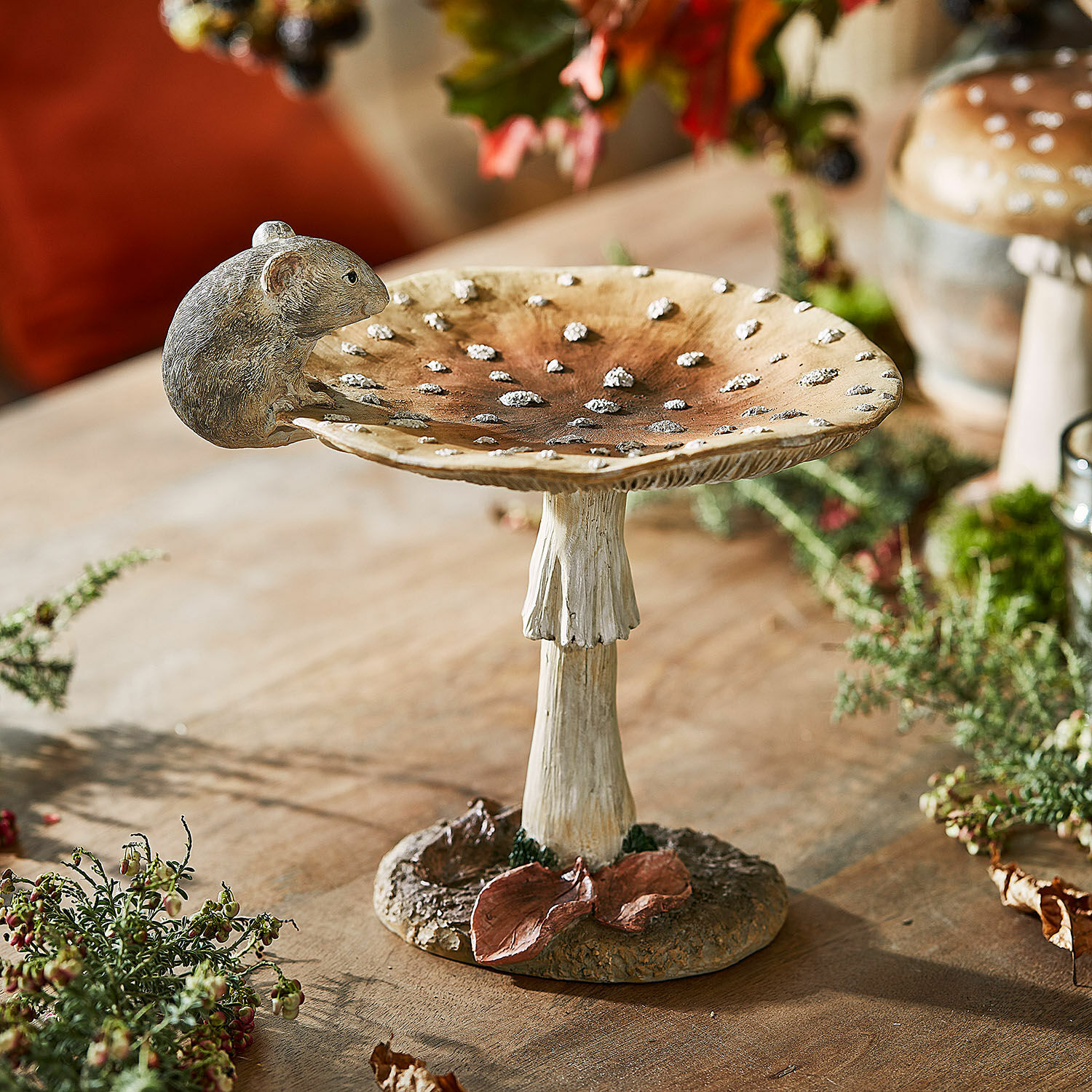 Sierpaddenstoel Isolise Decoratieve schaal in de vorm van een paddenstoel met muisfiguur, keramiek in natuurlijke kleuren, tafeldecoratie