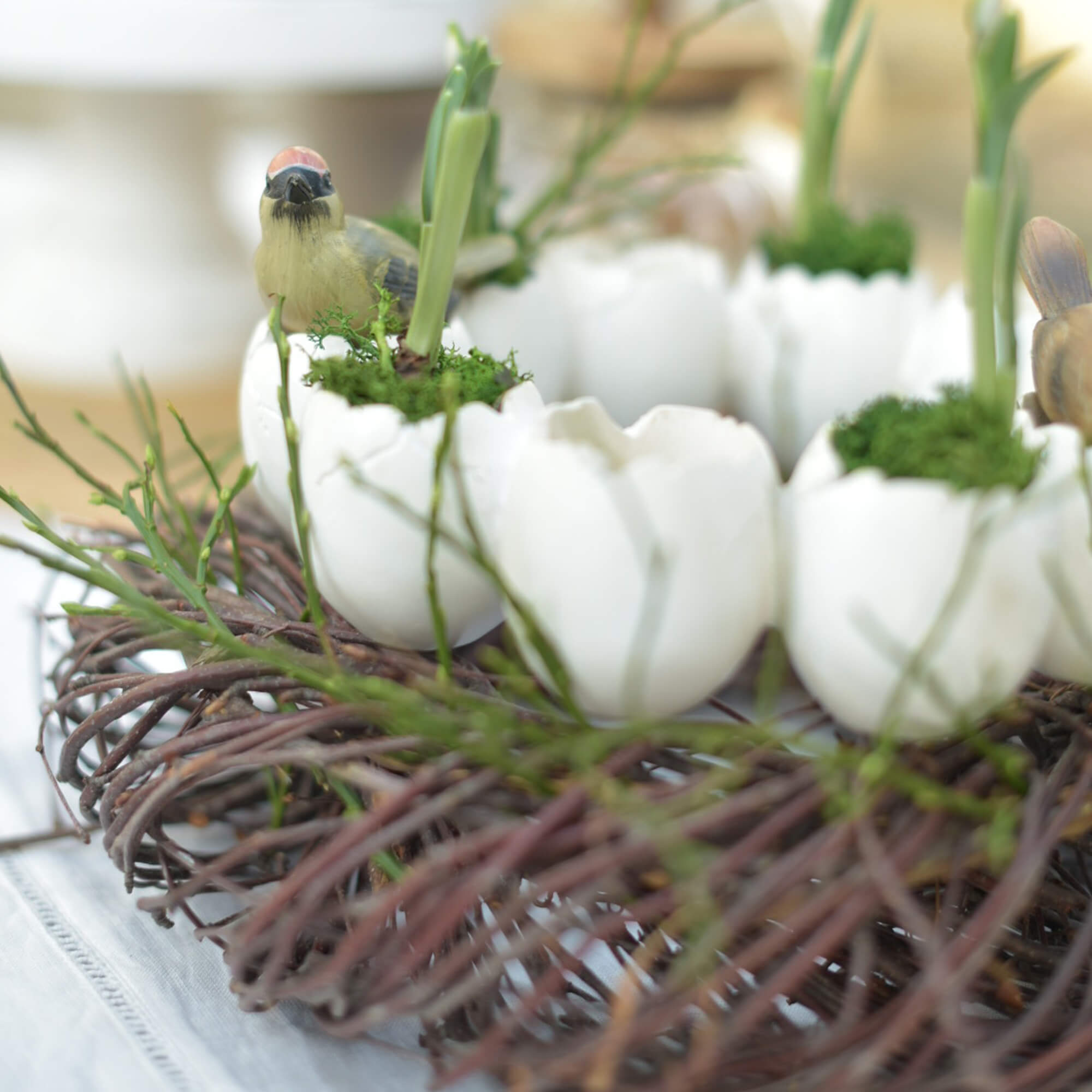 Decoratieve krans met witte eierschalen, groen mos en kunstvogel voor paasdecoratie