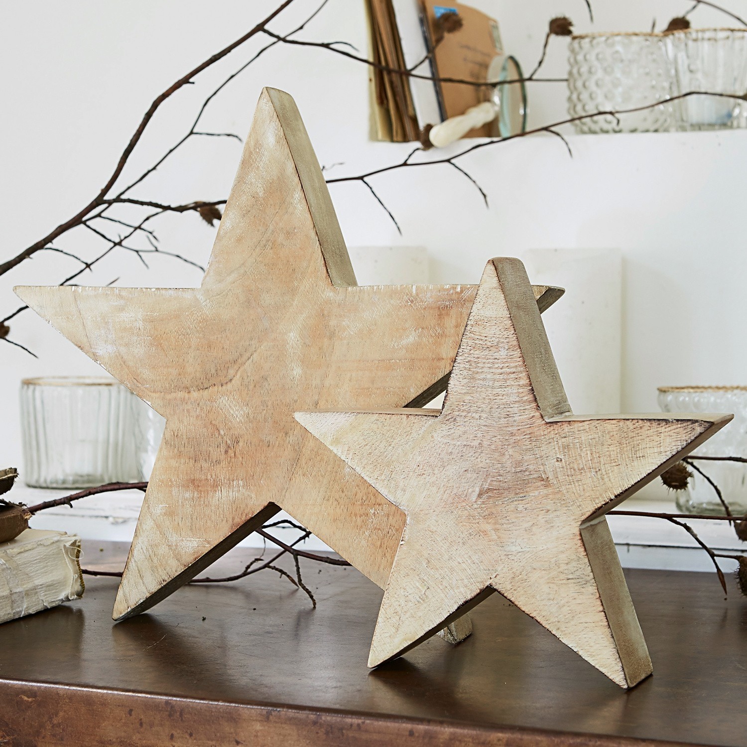 Ster set van 2 Dunino Decoratieve houten sterren in natuurlijke kleur op tafel, rustieke woondecoratie