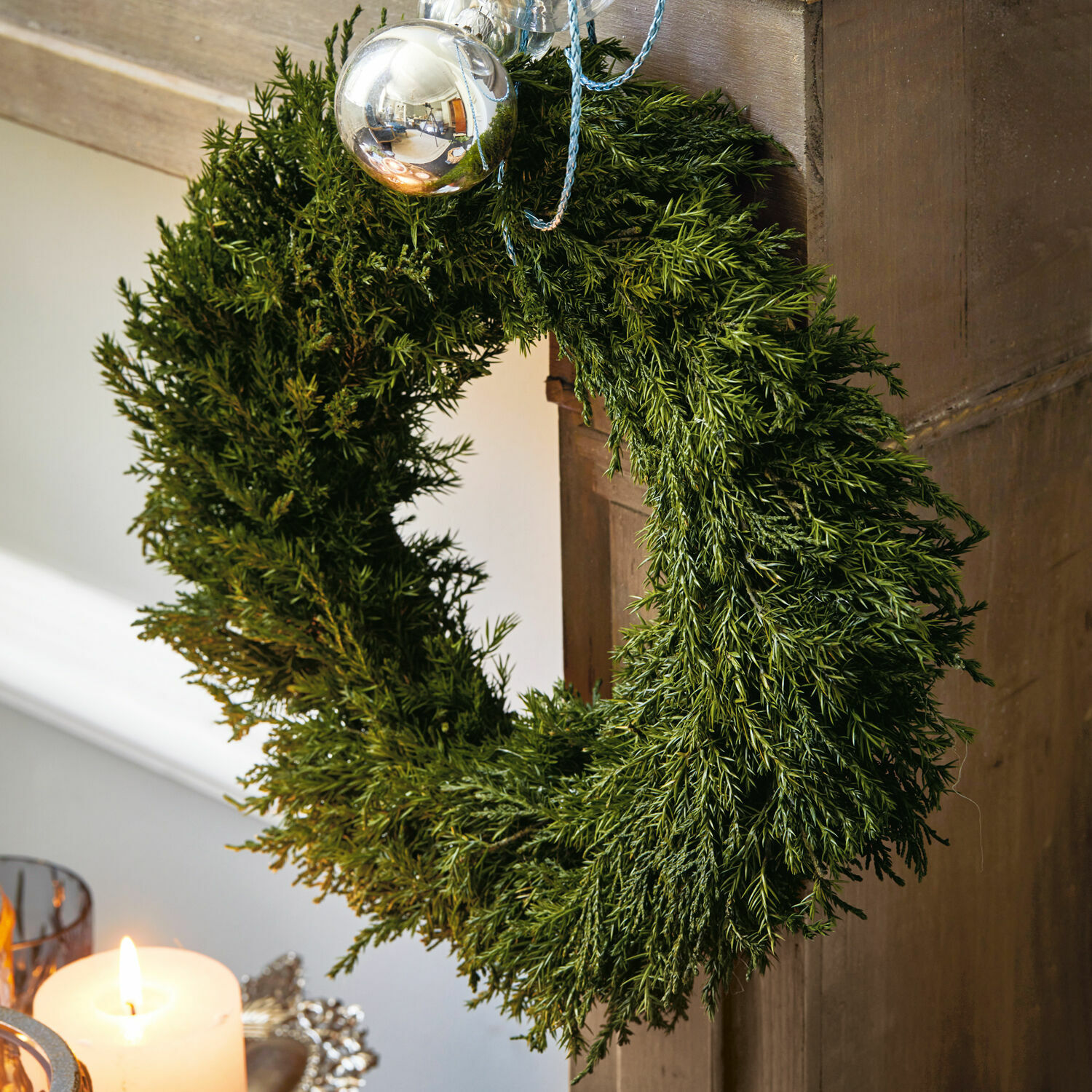Krans Tarbes Groene kerstkrans van dennentakken met zilveren bal, feestelijke decoratie