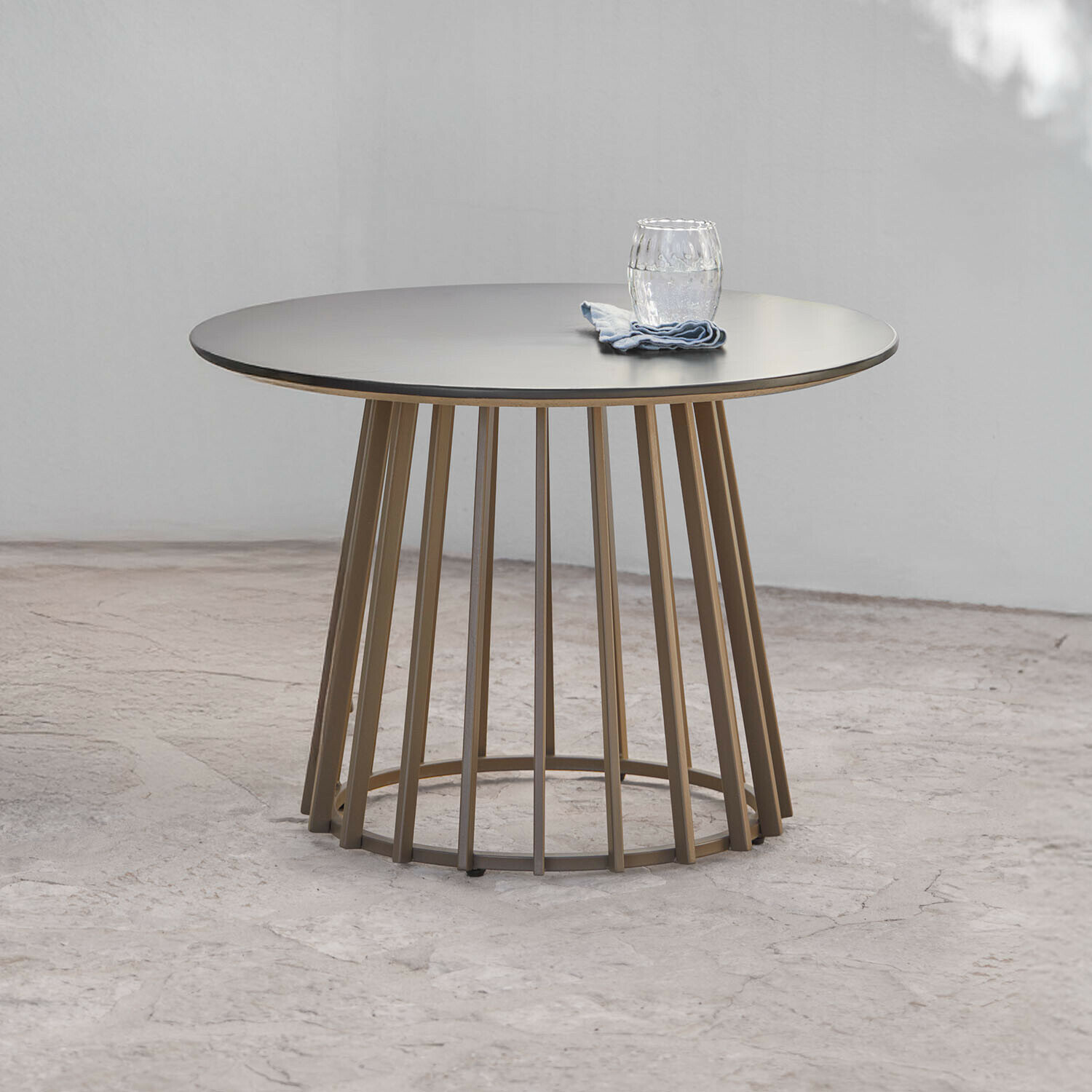 Ronde tafel met beige metalen onderstel en grijs mat tafelblad, modern design