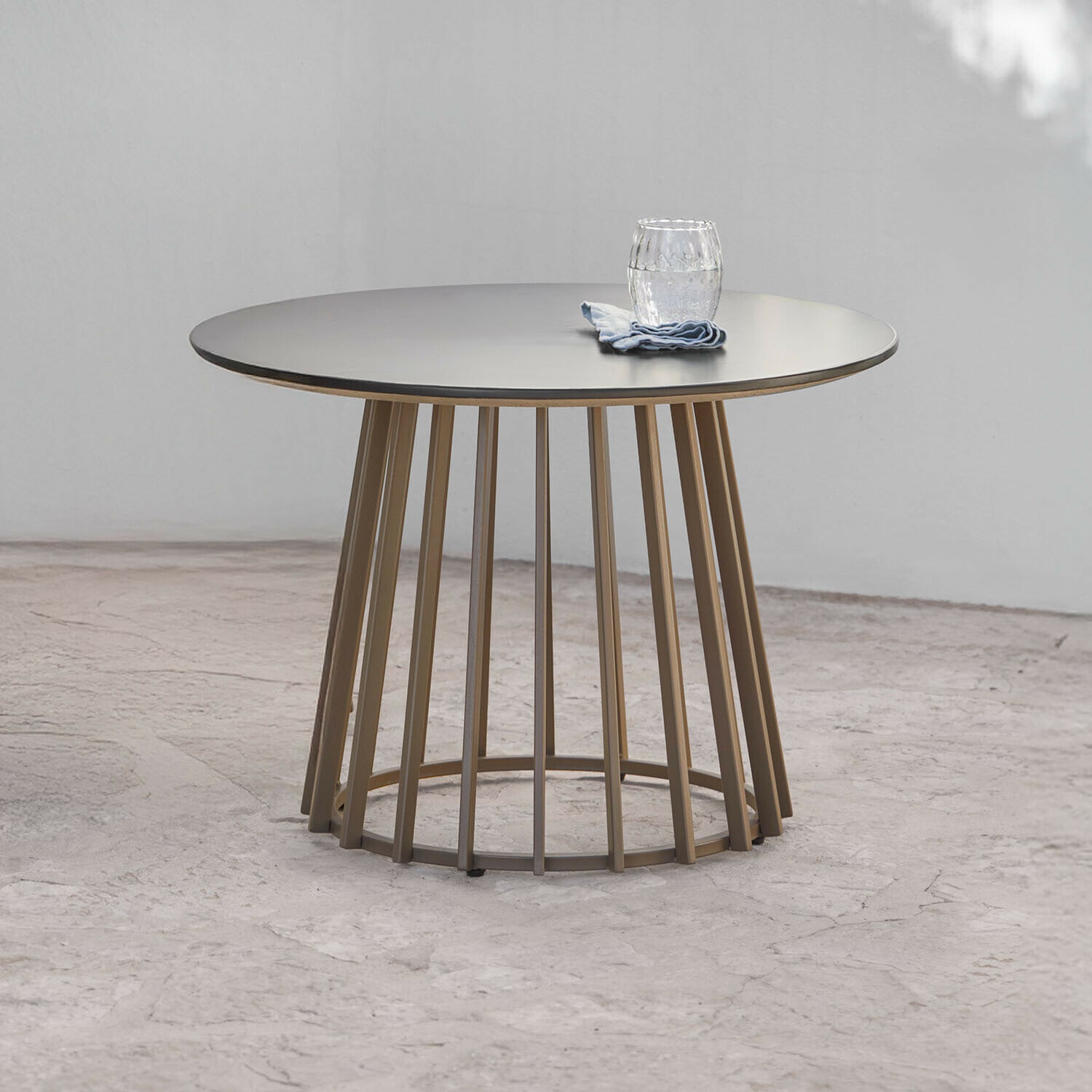 Bijzettafeltje Olianne Ronde tafel met beige metalen onderstel en grijs mat tafelblad, modern design