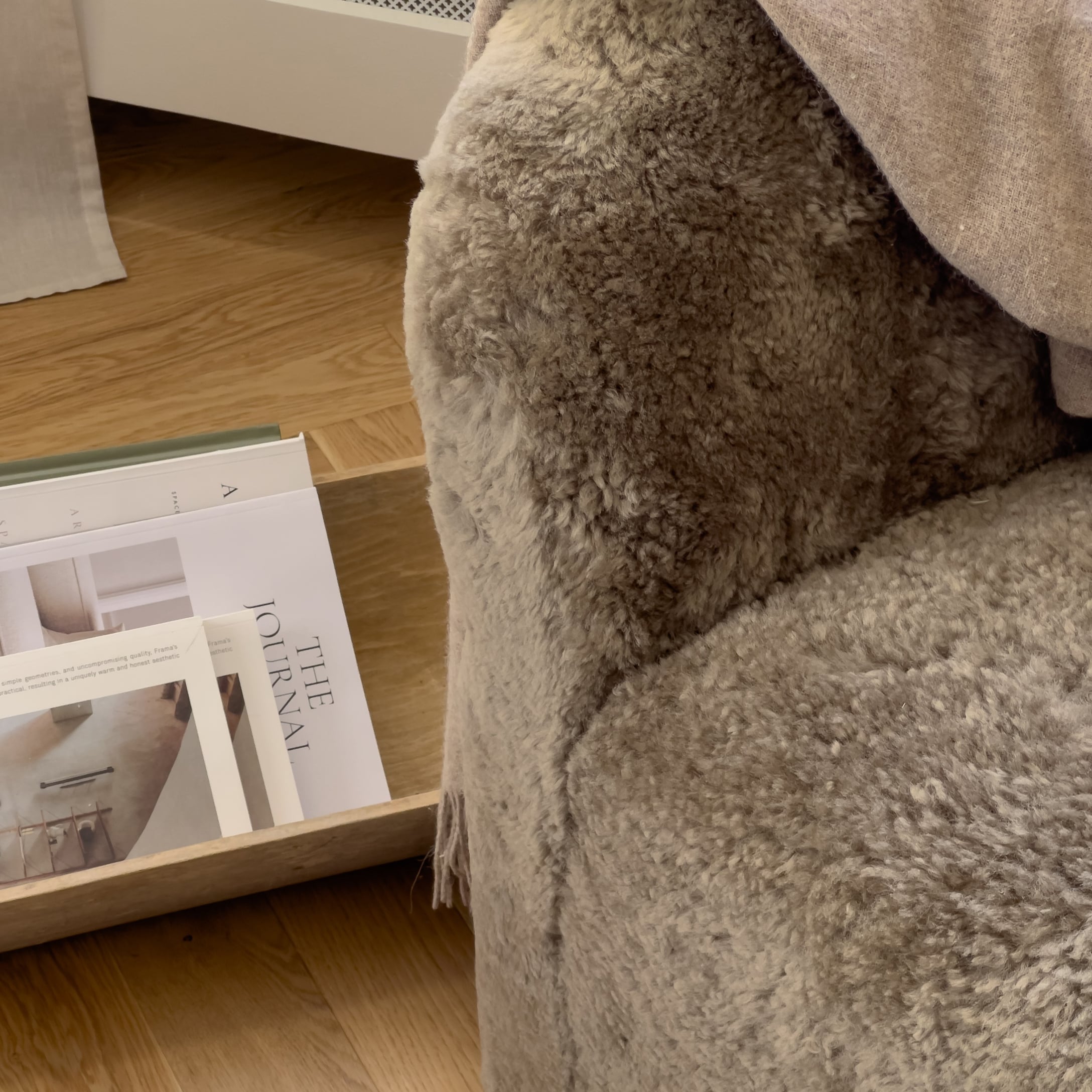 Gezellige winterhoek met zachte beige bontstof en lichte houten vloer