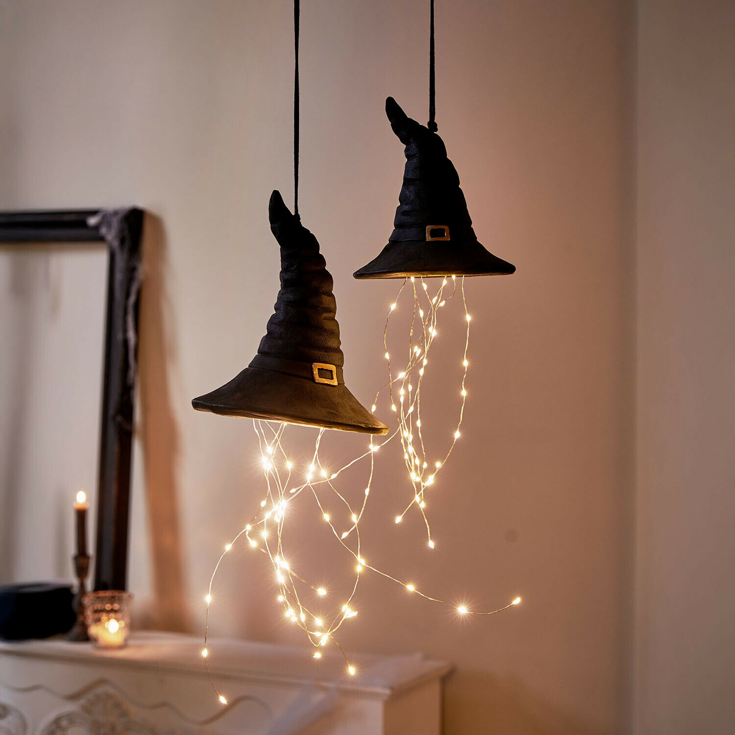 Decoratieve hoed set van 2 Elarwyn Decoratieve zwarte heksenhoeden met LED-lichtjes, hangend in een warme Halloween-sfeer