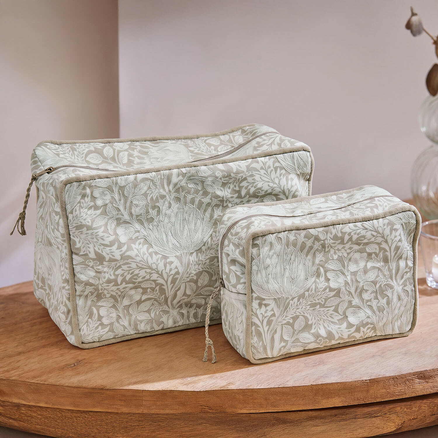 Tasje set van 2 Rosaviel Set van twee beige toilettassen met bloemmotief van textiel met rits, praktische etuis voor onderweg