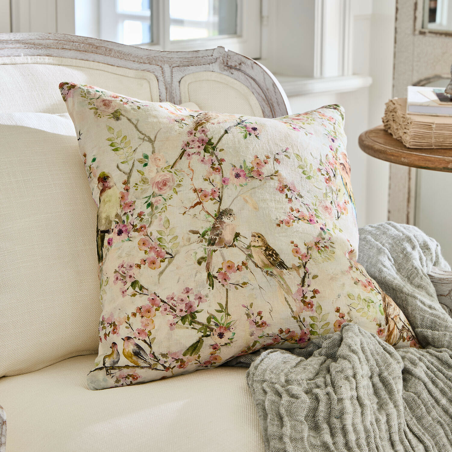 Kussenhoes Florémont Decoratief katoenen kussen in crème met vogel- en bloemenprint voor een gezellige woonkamer